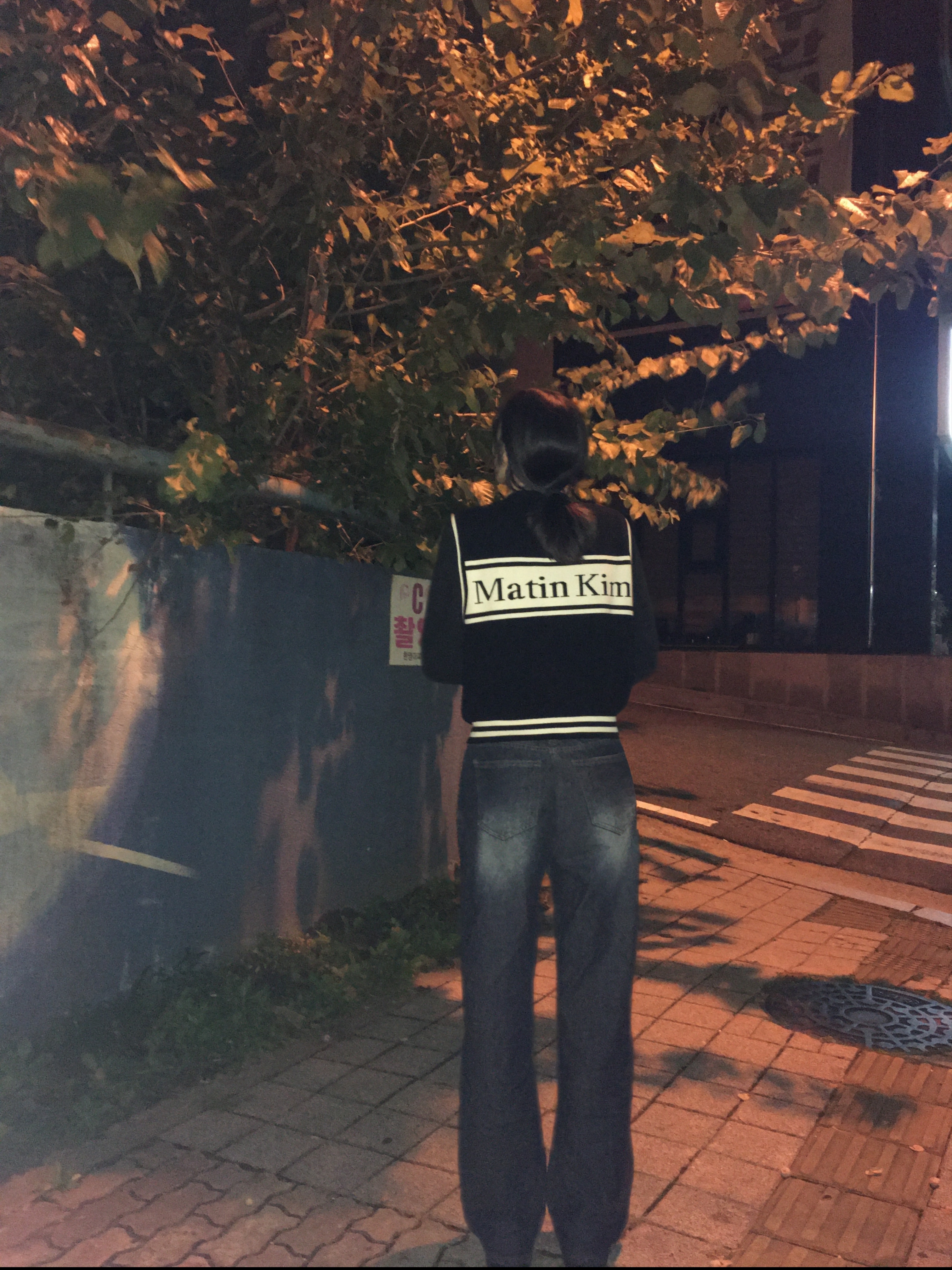 (W) 마뗑킴 스펠 포인트 스트라이프 니트 베스트 블랙, 아식스 x 비비안 웨스트우드 젤 카야노 26 블랙 착용 스타일 - 1