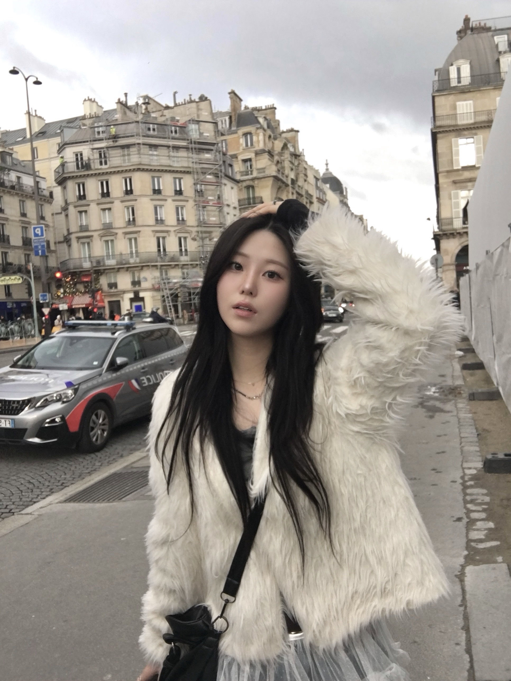 (W) 어그 클래식 울트라 미니 플랫폼 부츠 체스트넛 착용 스타일 - 4