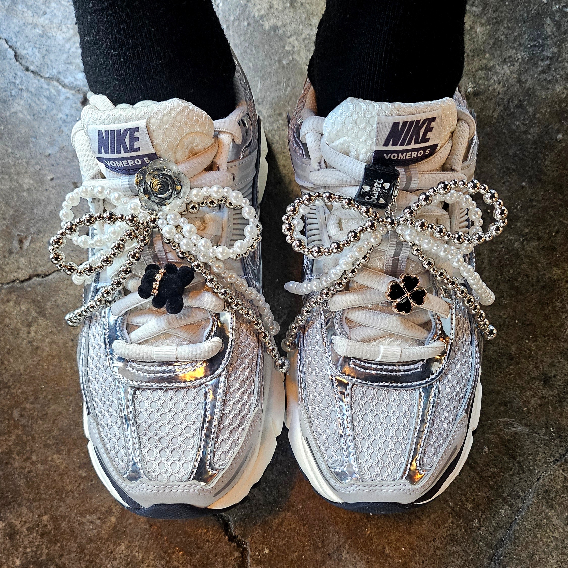 (W) Nike Zoom Vomero 5 Photon Dust and Metallic Silver 착용 스타일