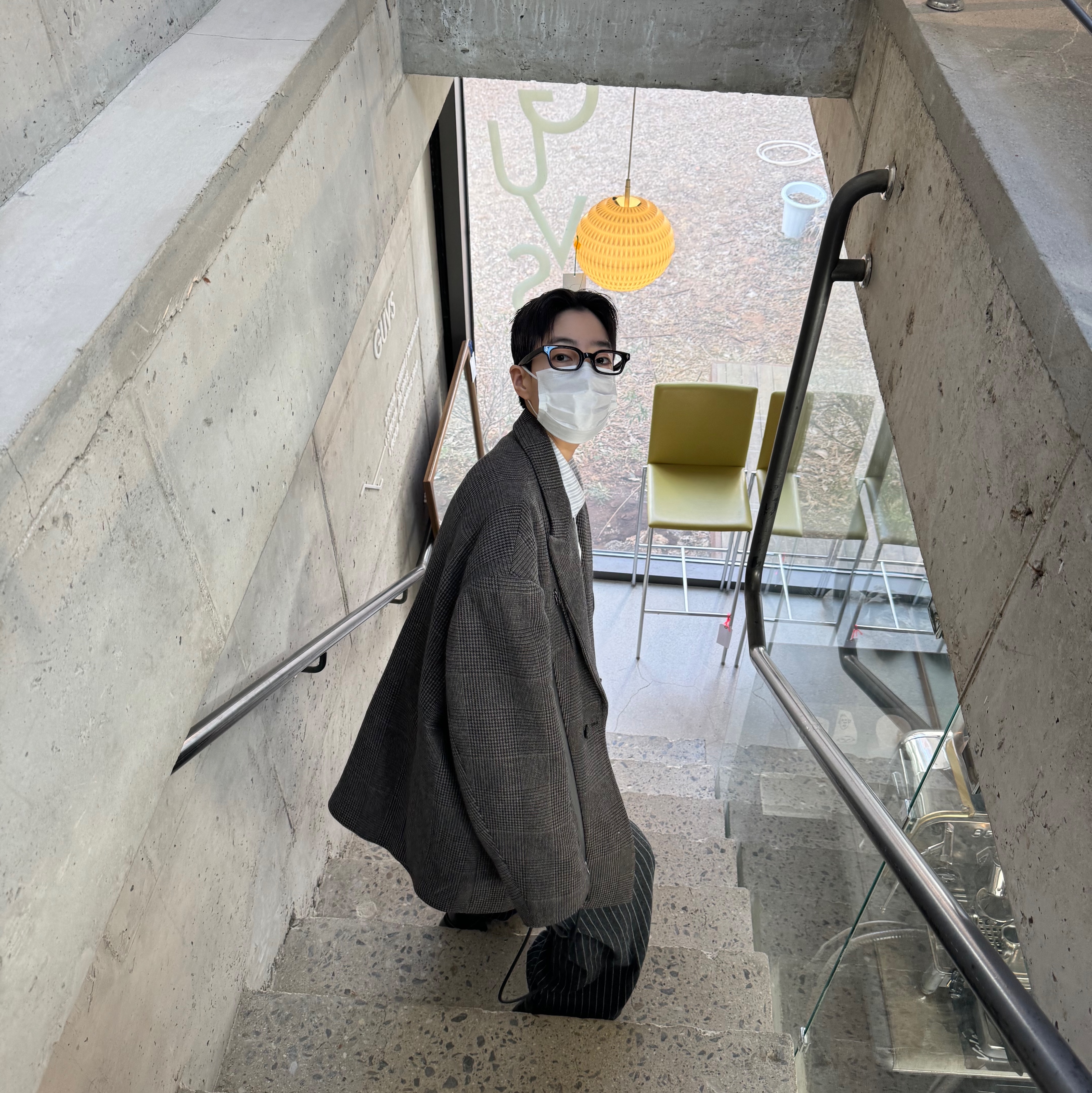 호노 리포트 이지 빅 팬츠 블랙 스트라이프, 호노 리포트 타이포 셔츠 화이트 스트라이프 착용 스타일 - 4