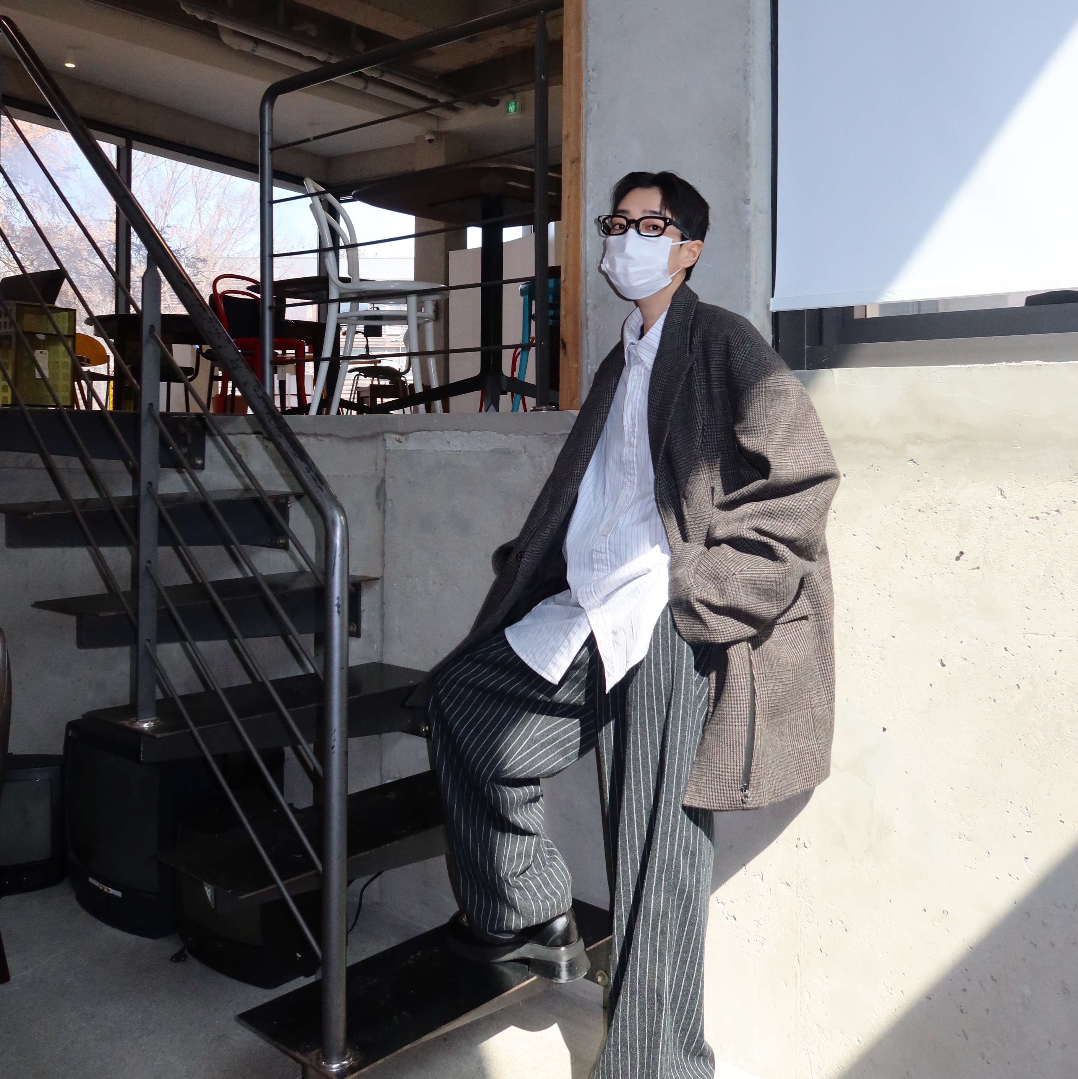 호노 리포트 이지 빅 팬츠 블랙 스트라이프, 호노 리포트 타이포 셔츠 화이트 스트라이프 착용 스타일 - 1