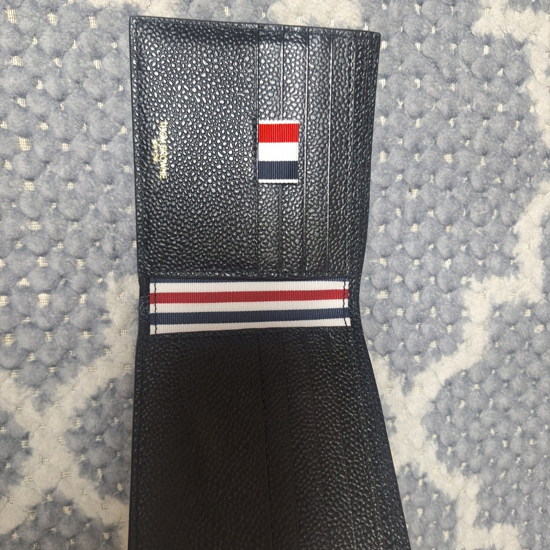 Thom Browne Pebble Grain Bill Fold Wallet Black 착용 스타일 - 2