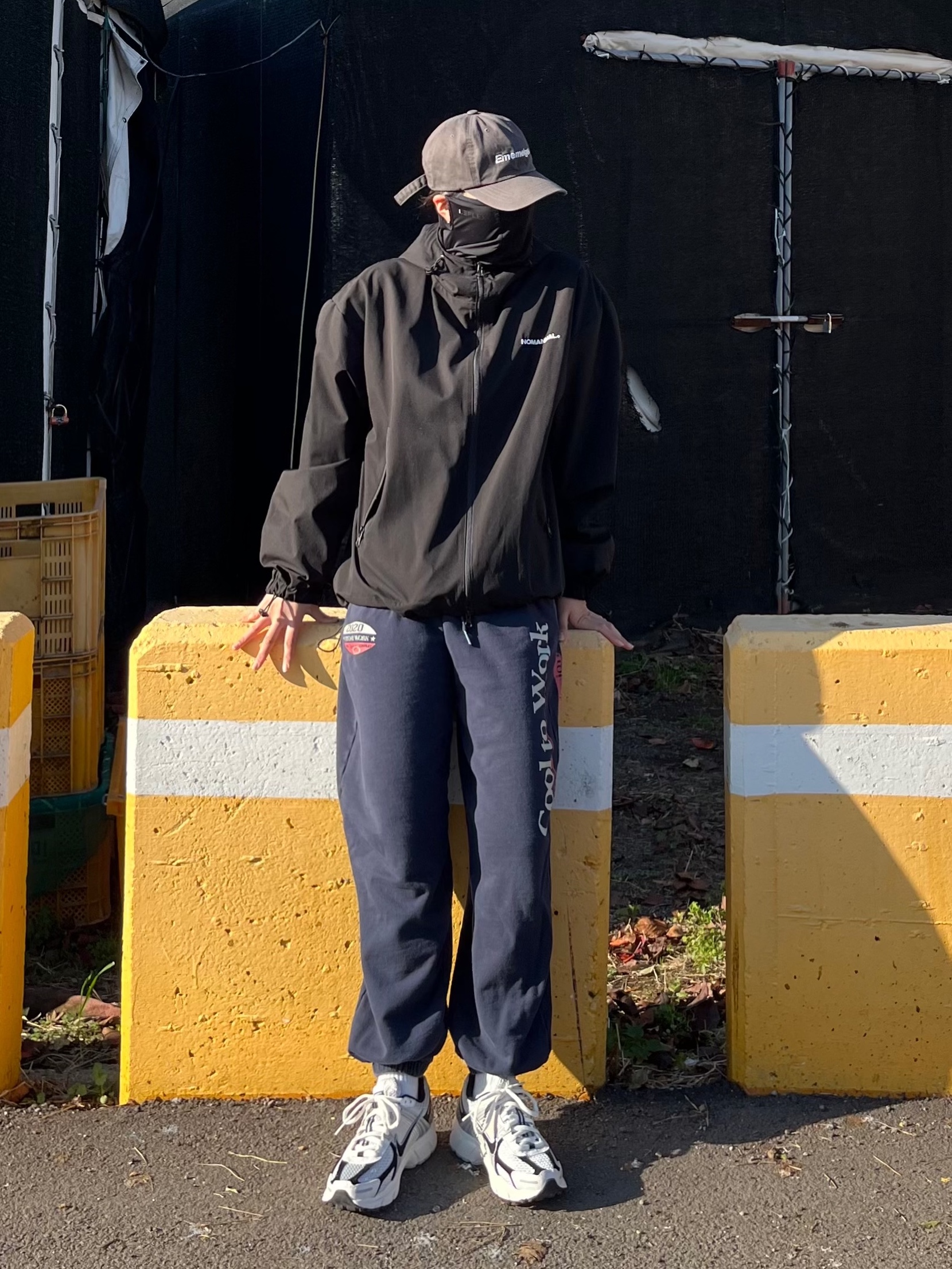 NOMANUAL Penon Wind Shell Black, (W) Nike Zoom Vomero 5 Photon Dust Phantom 착용 스타일 - 1