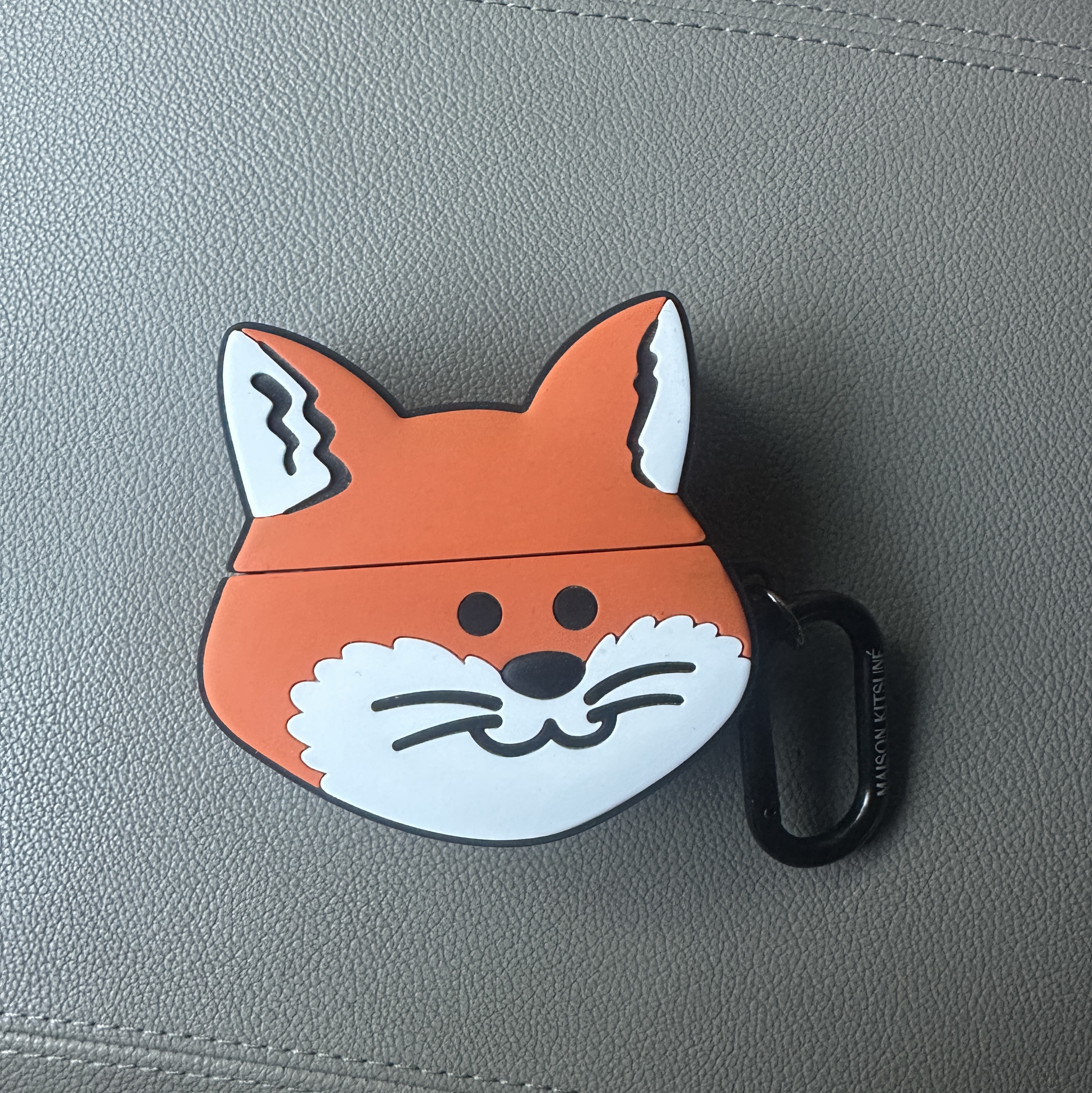 Maison Kitsune x Line Friends Kitsune AirPods Pro Case 착용 스타일