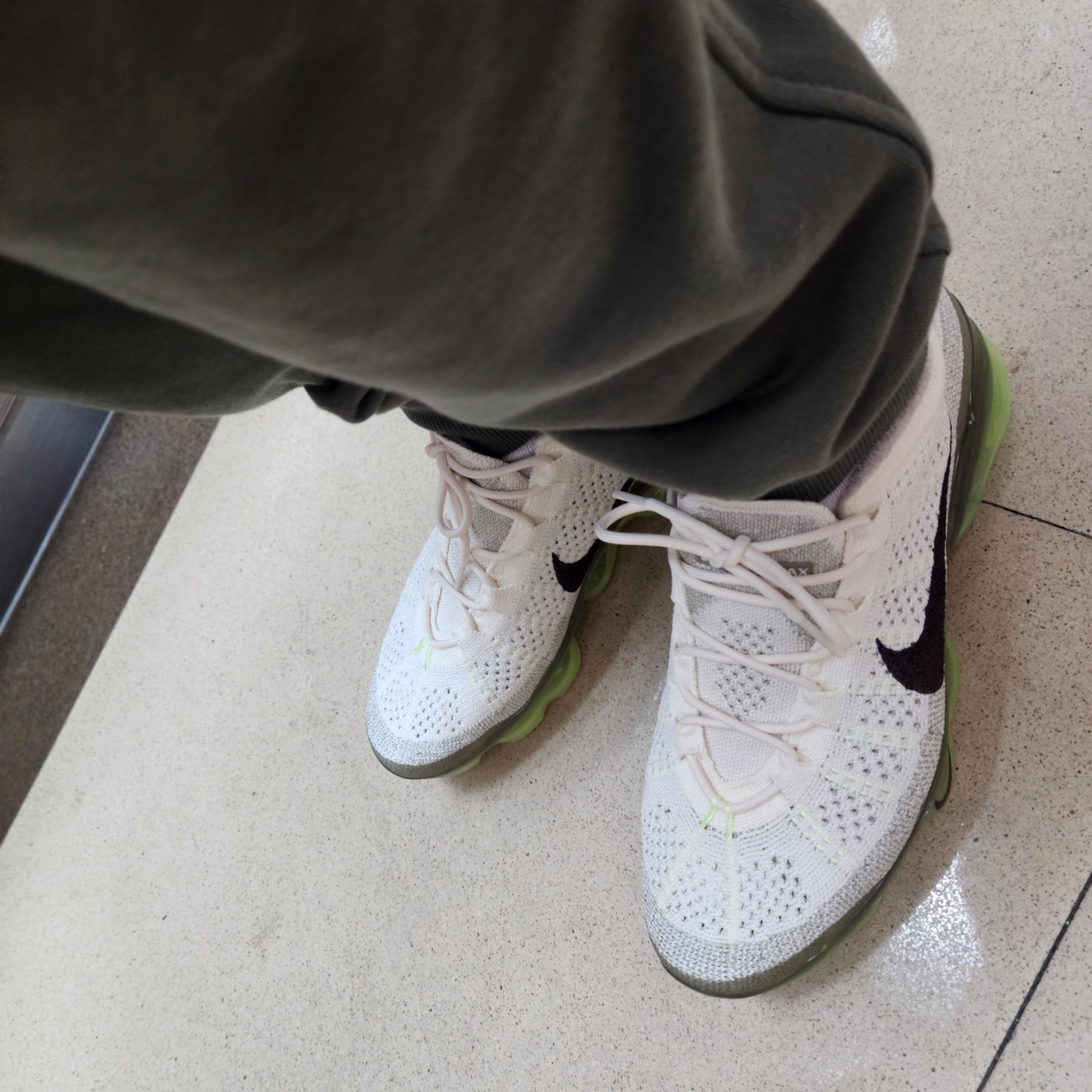 Nike Air Vapormax 2023 Flyknit Coconut Milk Neutral Olive, Nike ACG Therma-Fit ADV Lunar Lake Puffer Jacket Black - Asia 착용 스타일