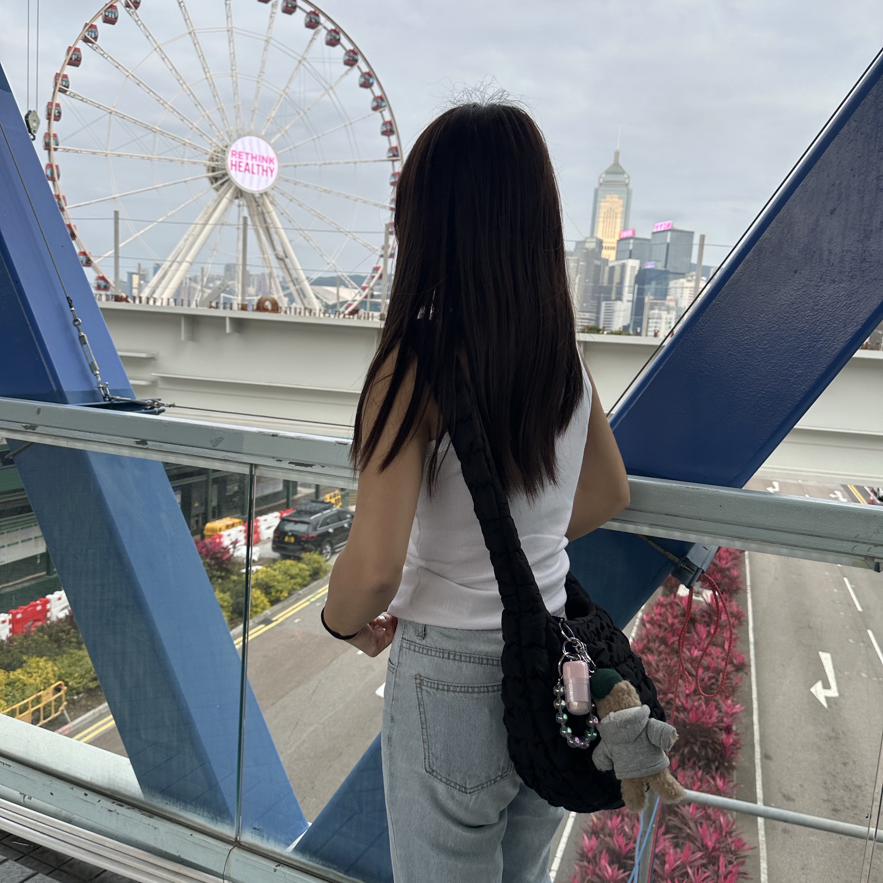 코스 퀼티드 메신저백 블랙, 모남희 x 최우식 우시키 키링 브라운 착용 스타일 - 2