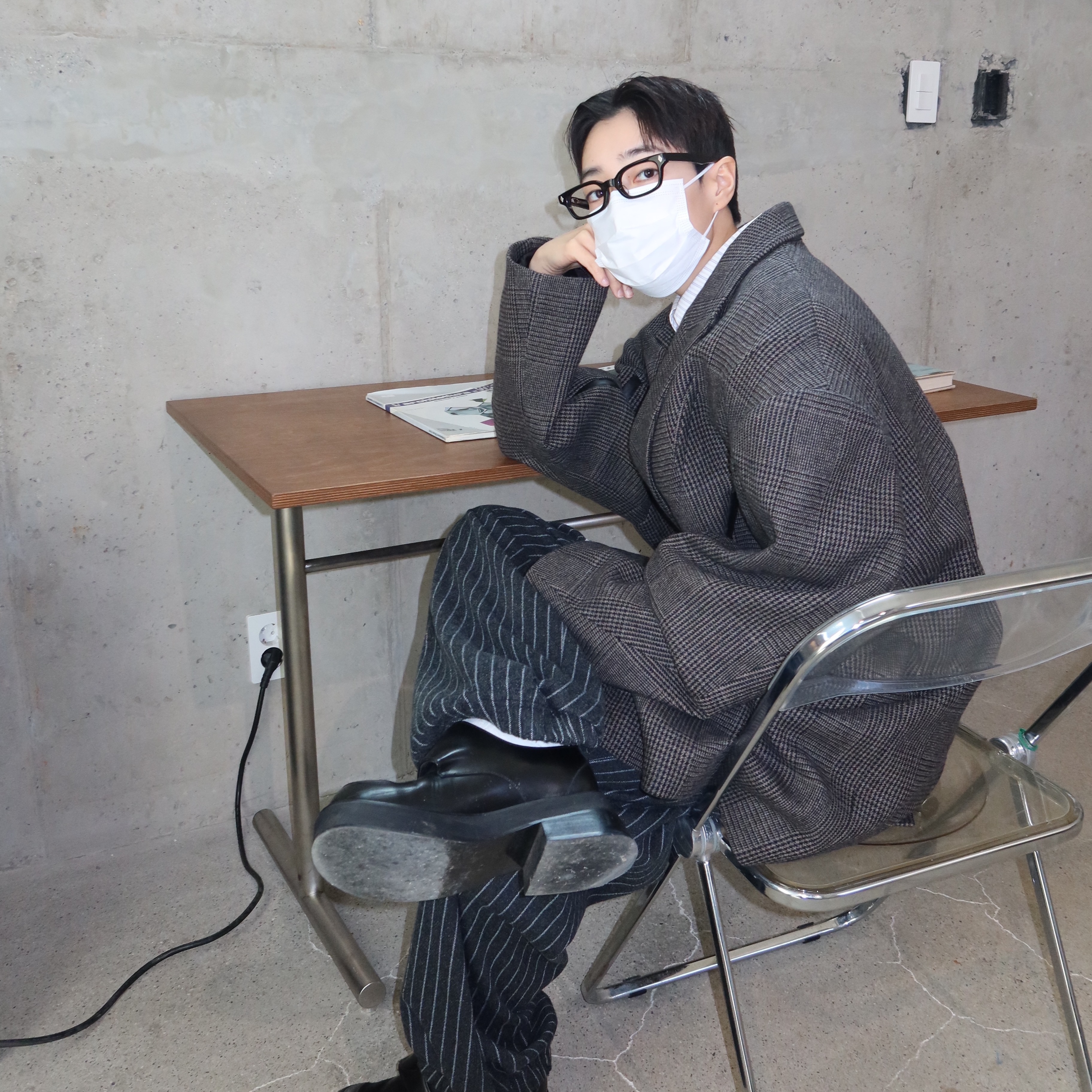 호노 리포트 이지 빅 팬츠 블랙 스트라이프, 호노 리포트 타이포 셔츠 화이트 스트라이프 착용 스타일 - 3
