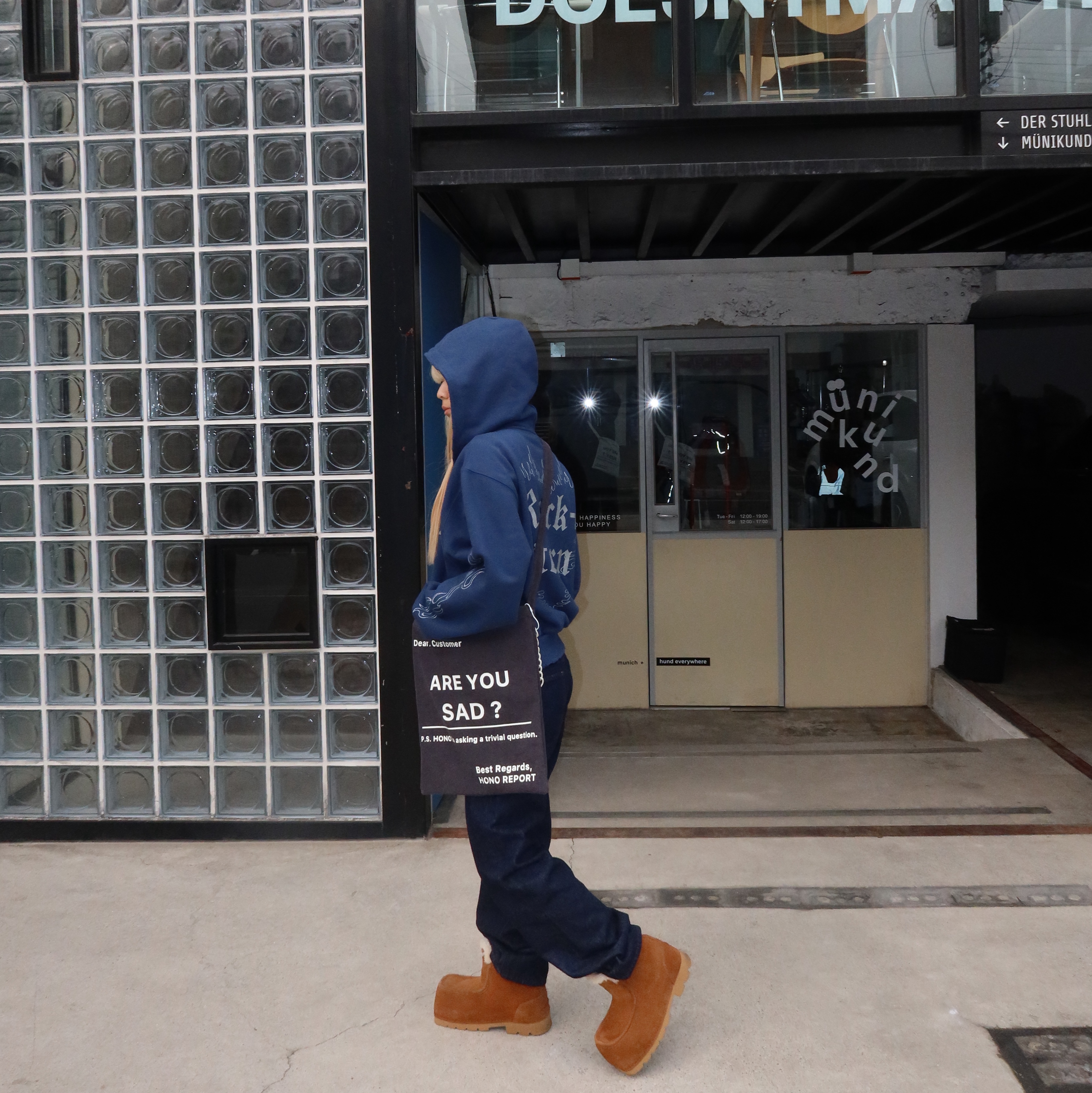 Hono Report Letter Bag Gray, Uniqlo x JW Anderson Straight Jean Blue - KR 착용 스타일 - 6