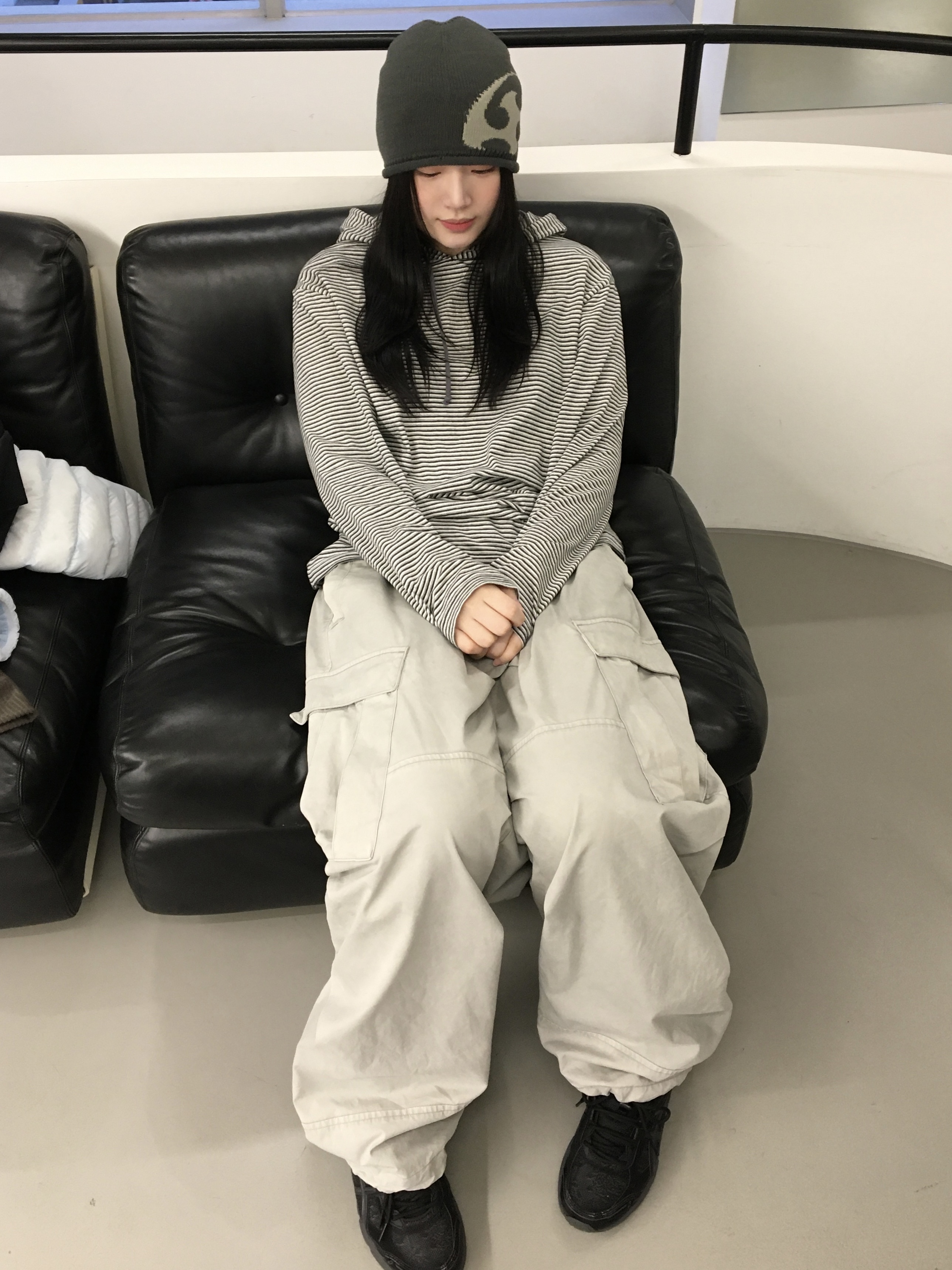 산산기어 로고 비니 차콜 - 24SS, 아식스 젤 누노비키 블랙 옵시디언 그레이 착용 스타일 - 1