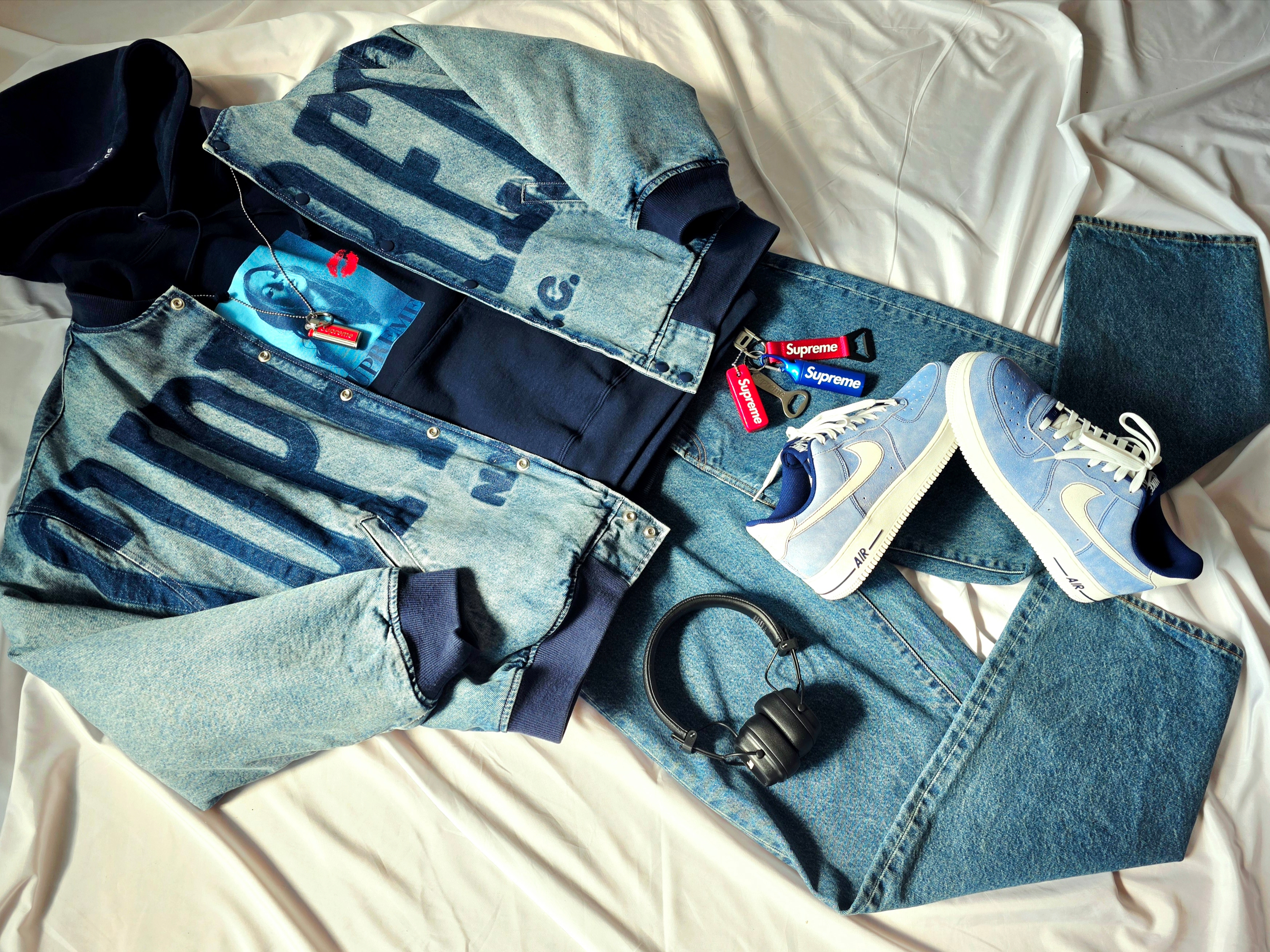 Supreme x Kate Moss Hooded Sweatshirt Navy - 24FW, Supreme Washed Knockout Denim Varsity Jacket Washed Blue - 23SS 착용 스타일 - 1