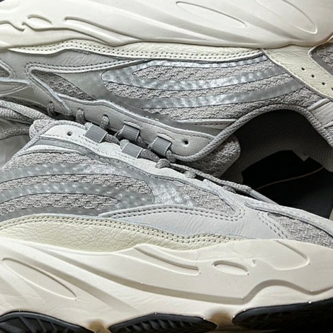 Adidas Yeezy Boost 700 V2 Static 2022 착용 스타일