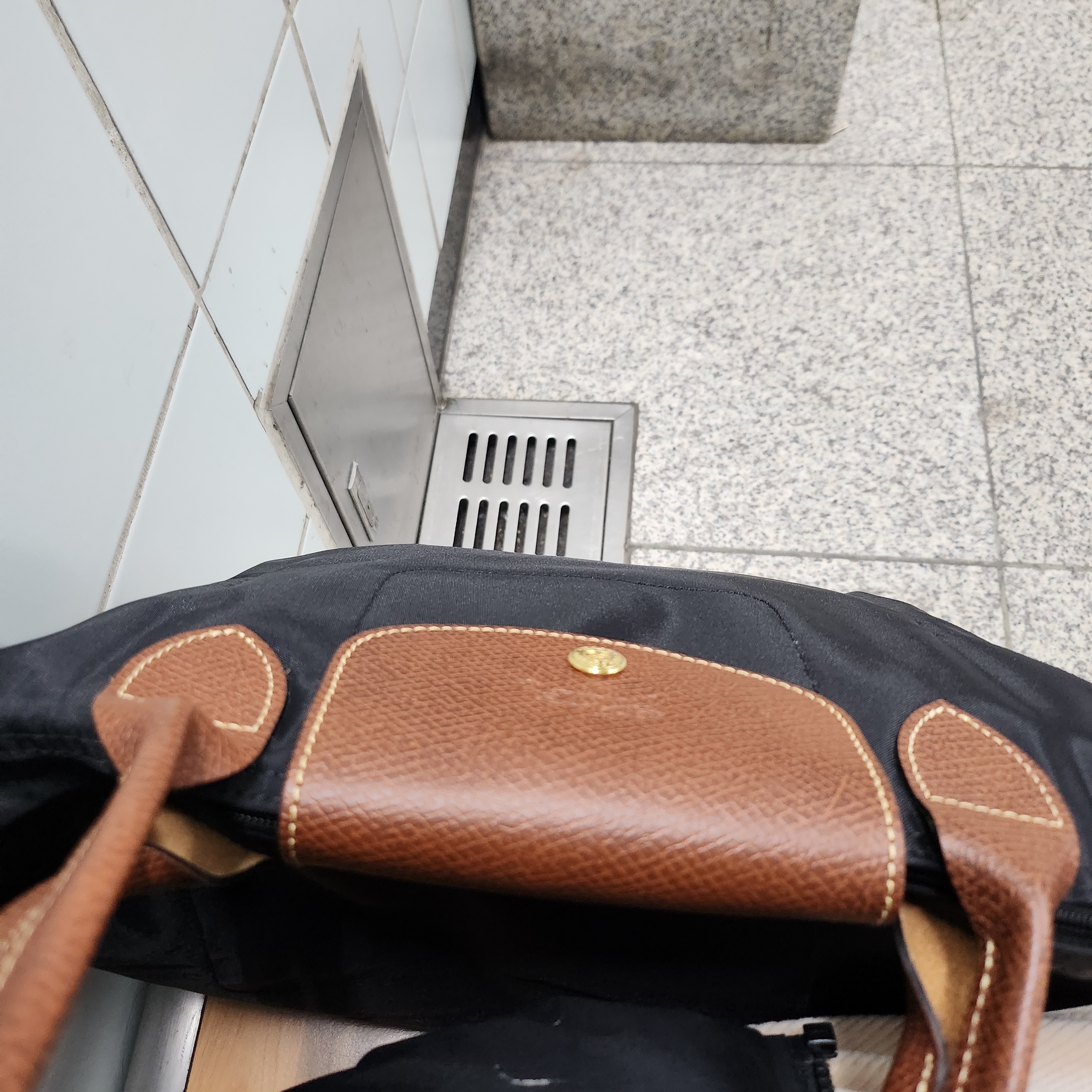 Longchamp Le Pliage Original Tote Bag M Black 착용 스타일