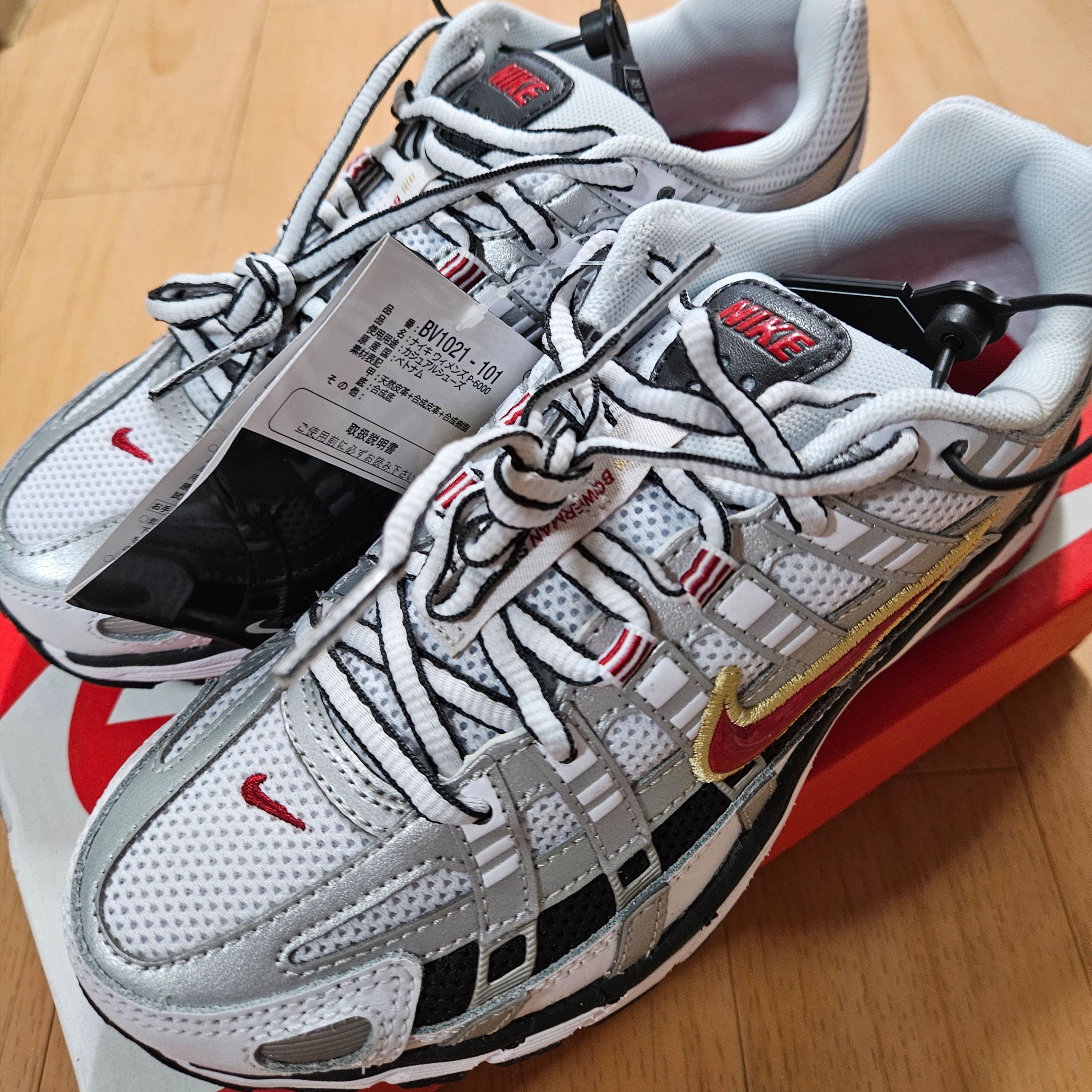 (W) Nike P-6000 Metallic Silver Red 착용 스타일 - 2