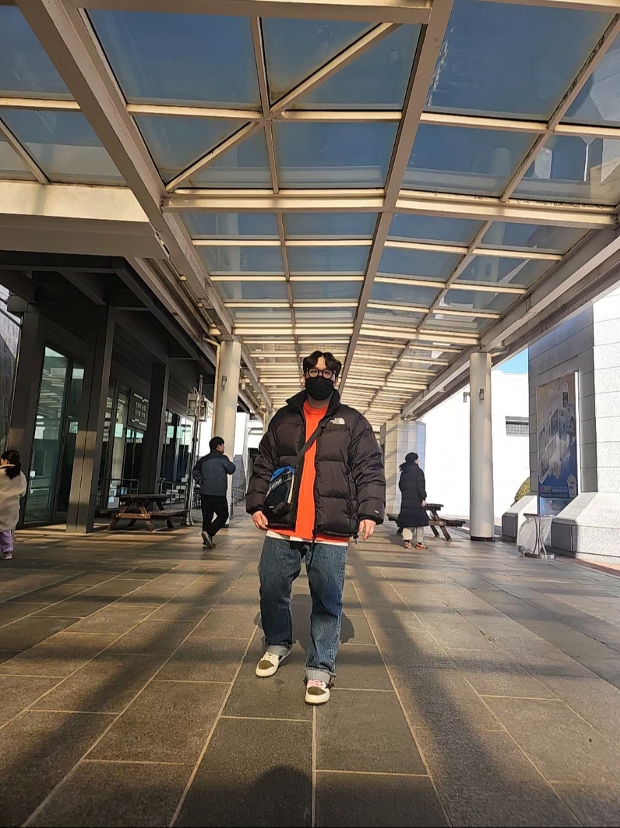 Jordan 1 x Travis Scott Retro Low OG SP Reverse Olive, Supreme x The North Face Split Nuptse Jacket Black - 24SS 착용 스타일 - 1