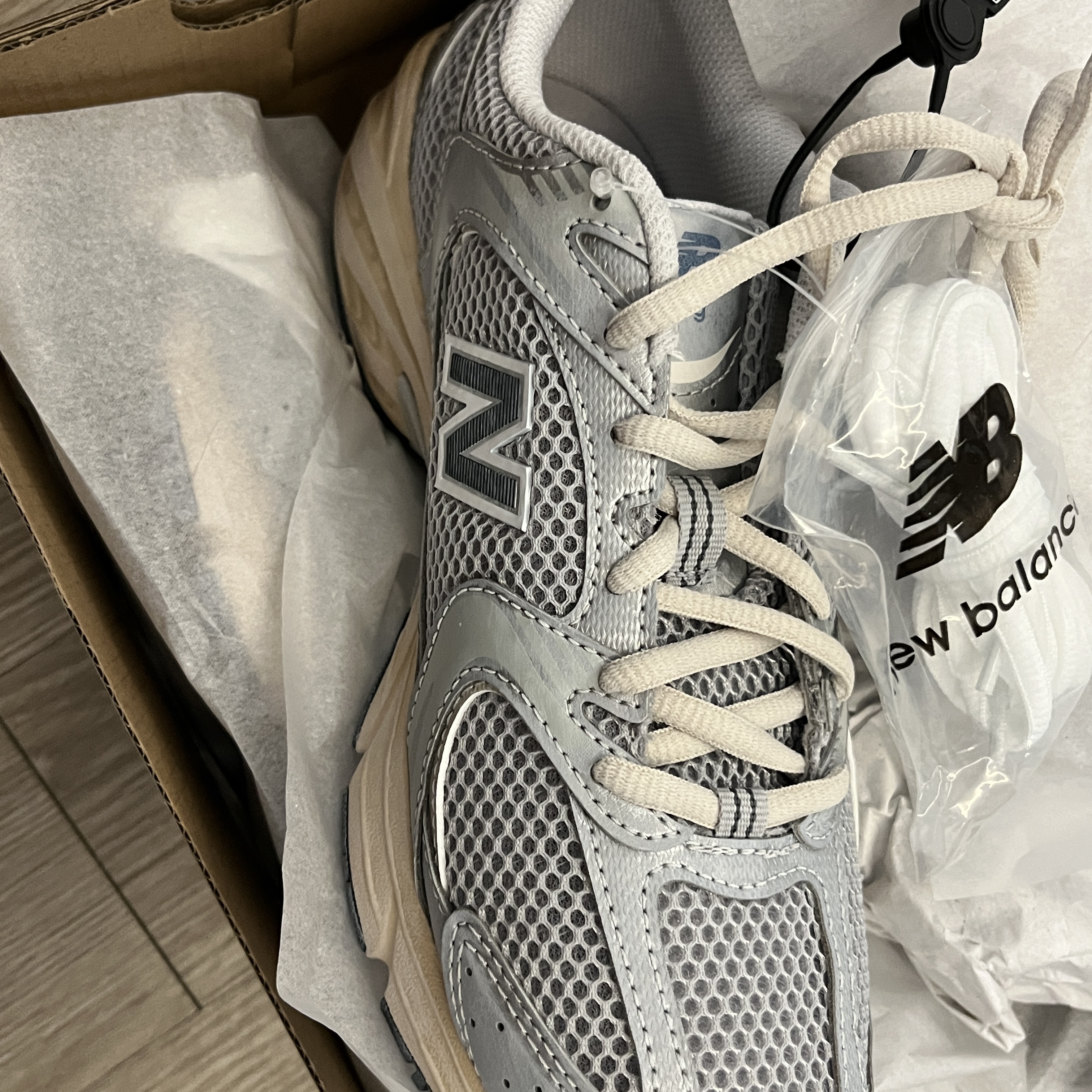 New Balance 530 Vintage Metallic Silver 착용 스타일