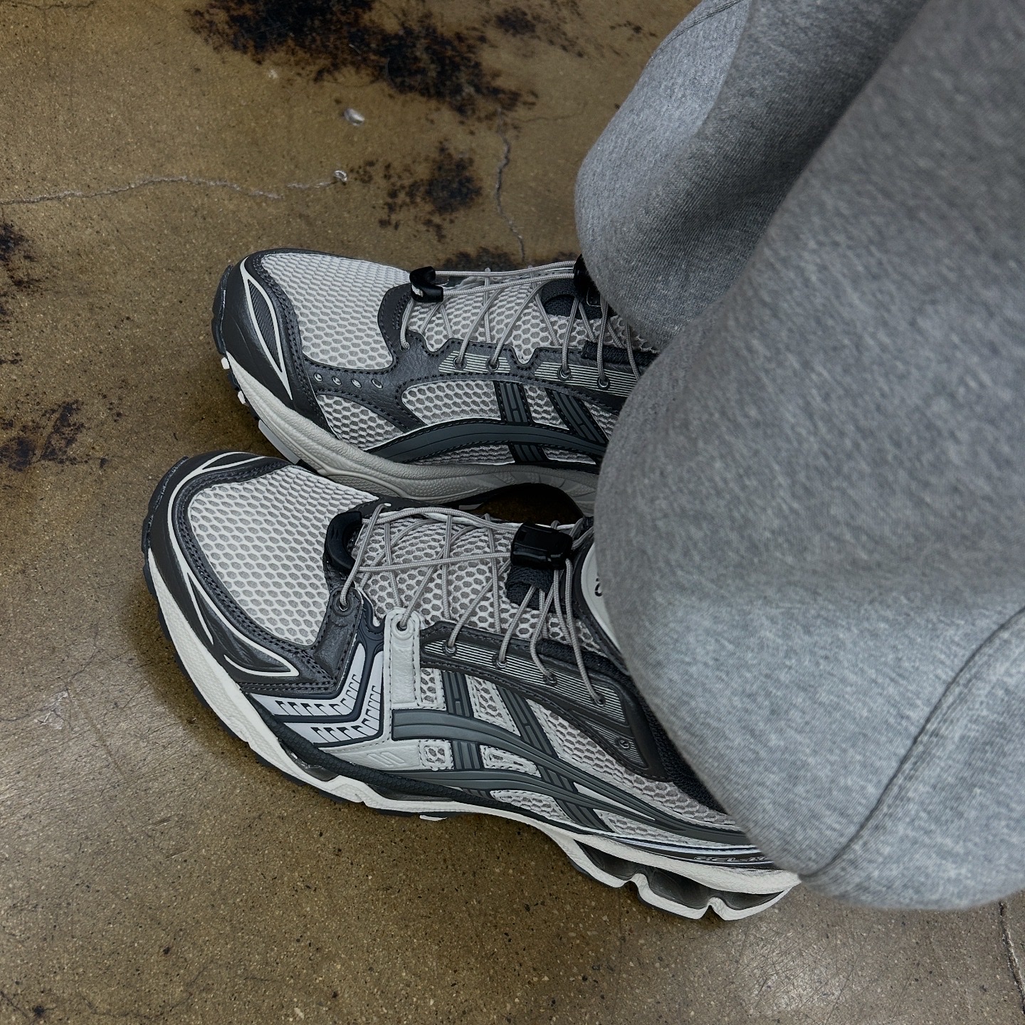 Asics Unlimited Gel-Kayano 14 Oyster Grey Clay Grey, Undermycar Mu.03 Anti Fxxking Logo Play Oversized Sweat Jogger Melange Gray 착용 스타일 - 3