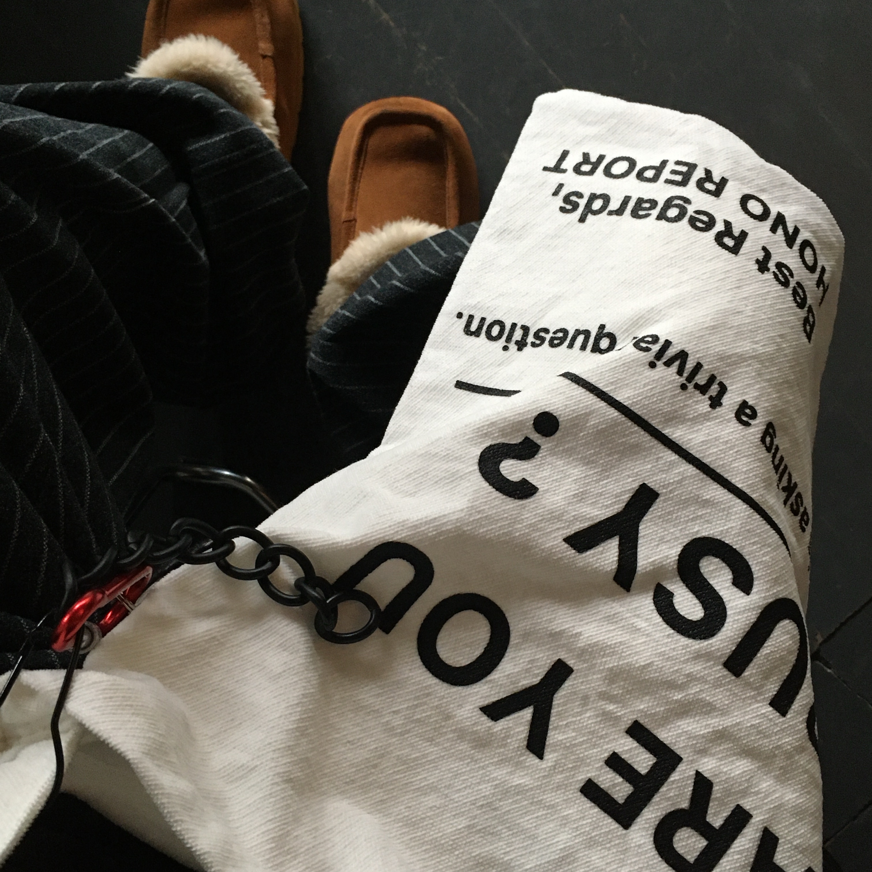 Hono Report Letter Bag White 착용 스타일