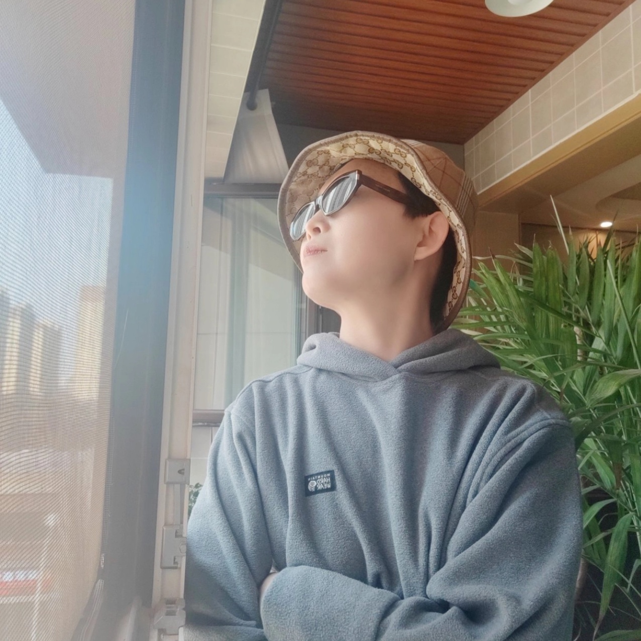 구찌 GG 슈프림 리버시블 버킷햇 베이지 브라운 착용 스타일