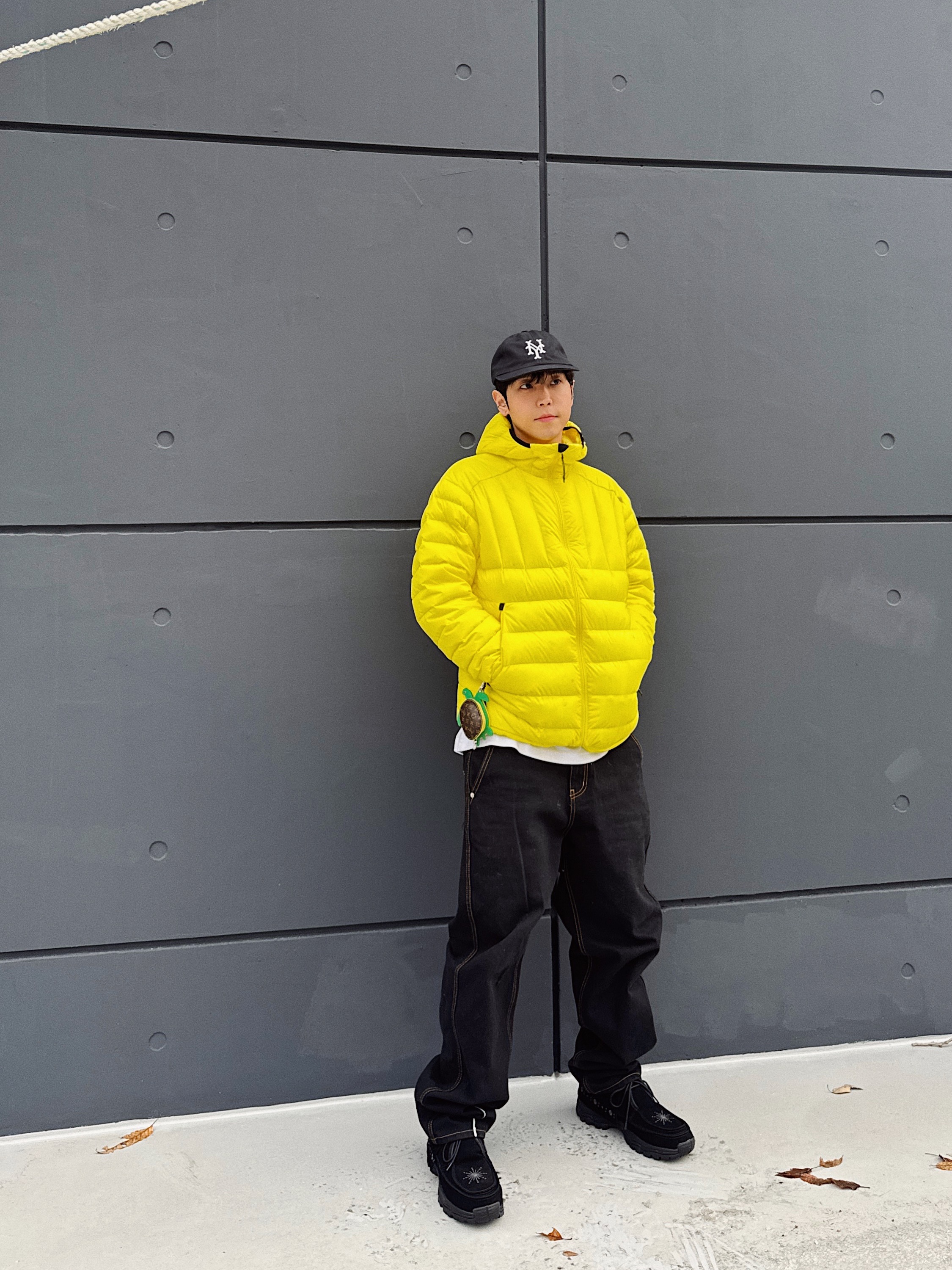 [KREAM 단독] 밀로 아카이브 X 네거티브쓰리 크레센도 데저트 부츠 블랙, 루이비통 LV 크랩 백 참 옐로우 착용 스타일 - 5
