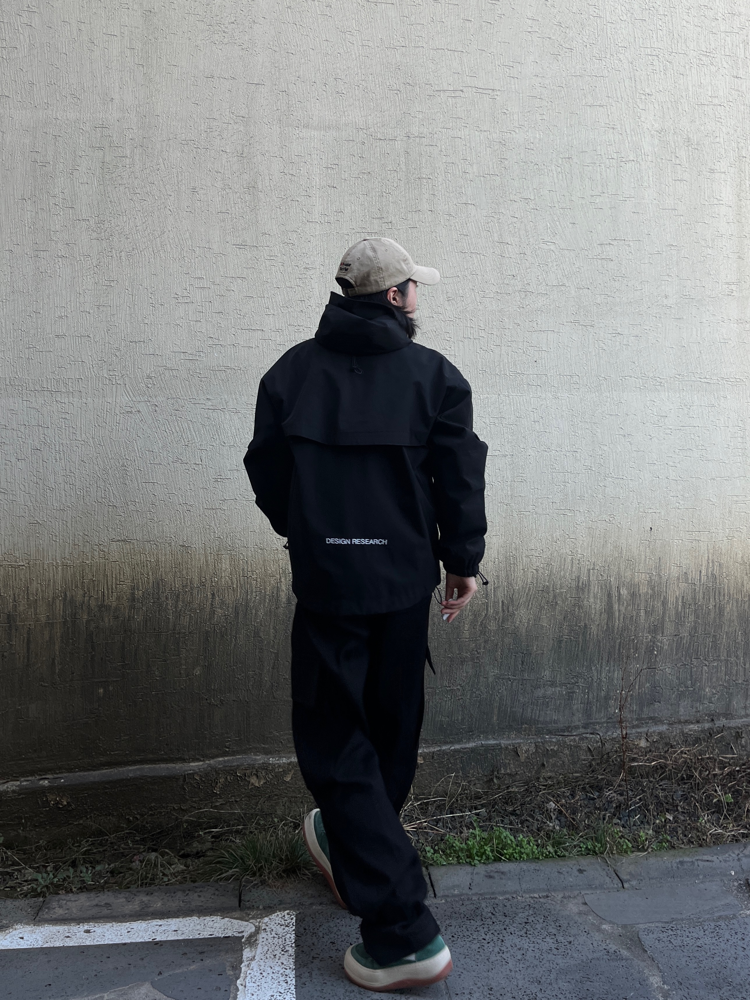 NOMANUAL Penon Wind Shell Black 착용 스타일 - 1