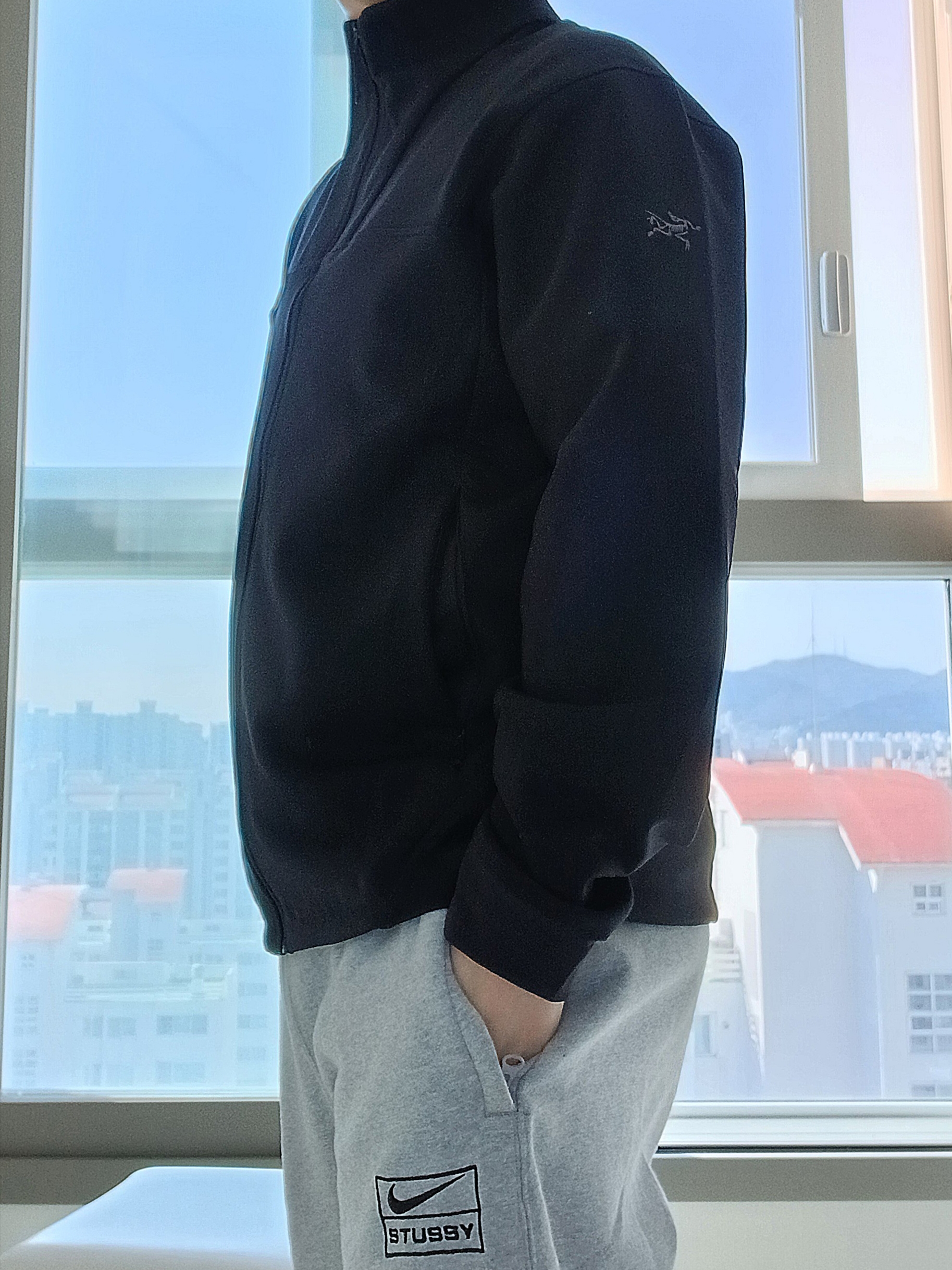 나이키 x 스투시 NRG 플리스 팬츠 다크 그레이 헤더 (DO9340-063), 나이키 x 스투시 NRG 플리스 크루넥 다크 그레이 헤더 (DO9337-063) 착용 스타일 - 2