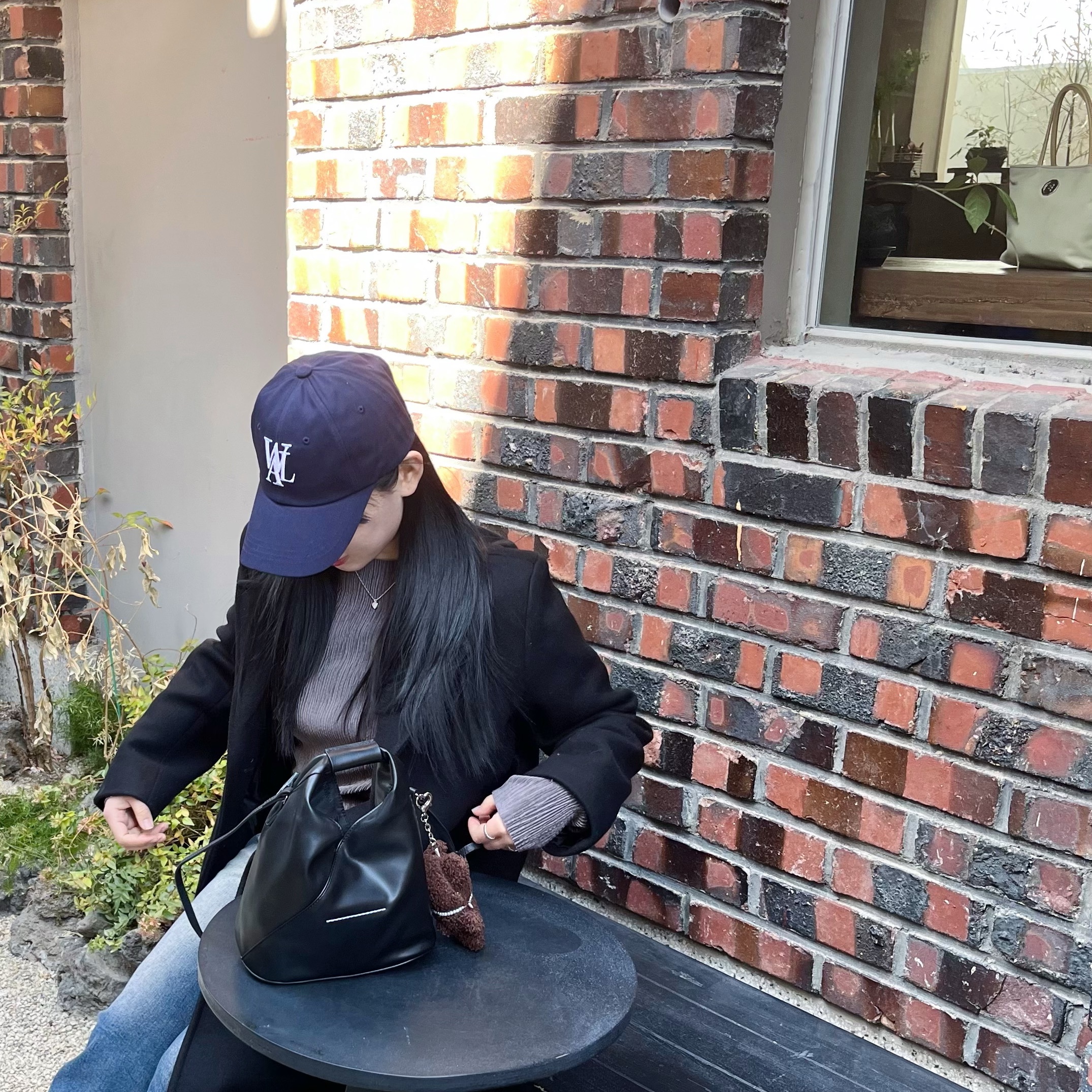 MM6 메종 마르지엘라 재패니즈 클래식 크로스바디백 블랙 착용 스타일 - 1