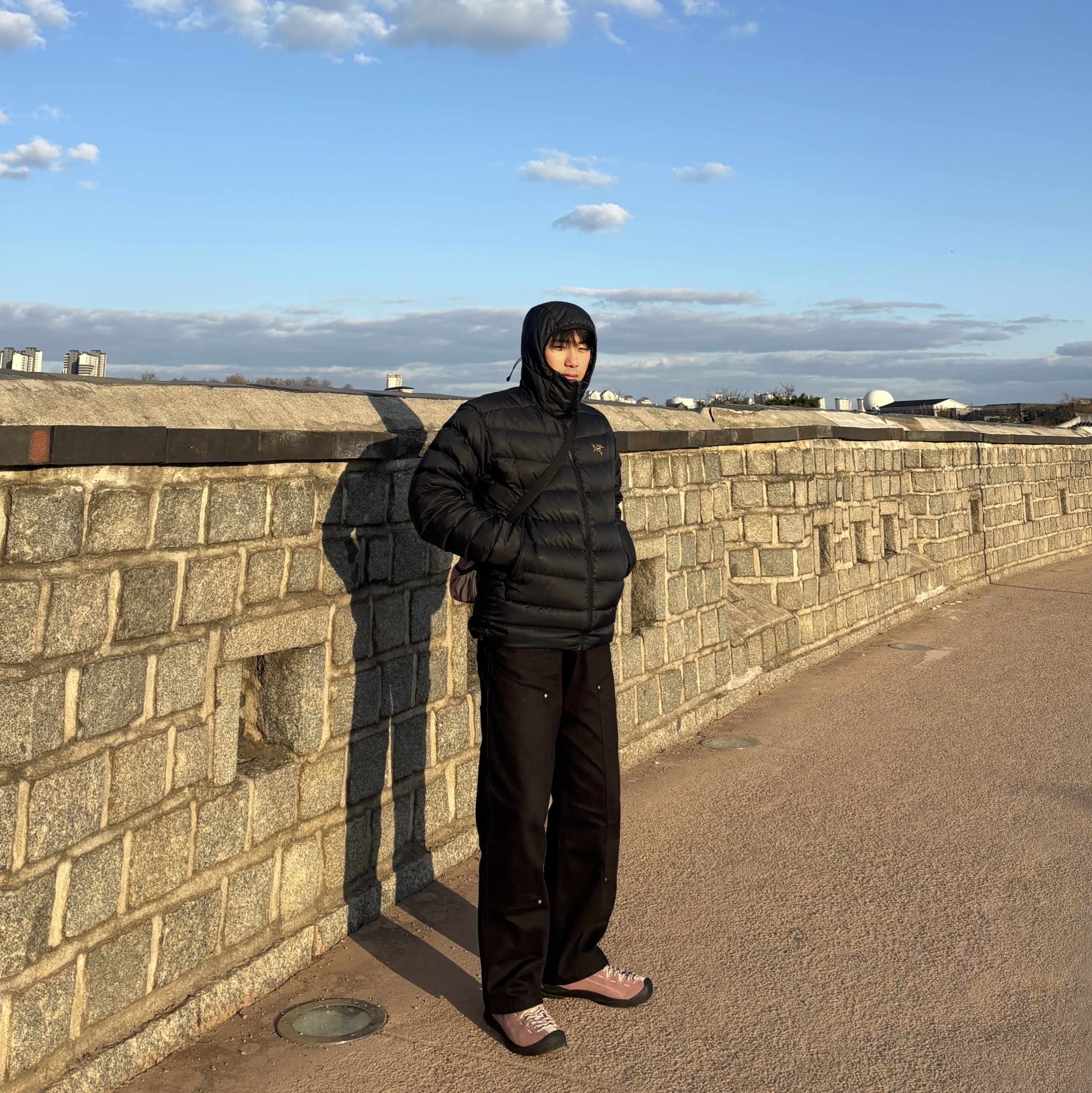 Arc'teryx Thorium AR Hoody 24K Black, (W) Keen Jasper Suede Sneakers Nostalgia Rose Birch 착용 스타일 - 1
