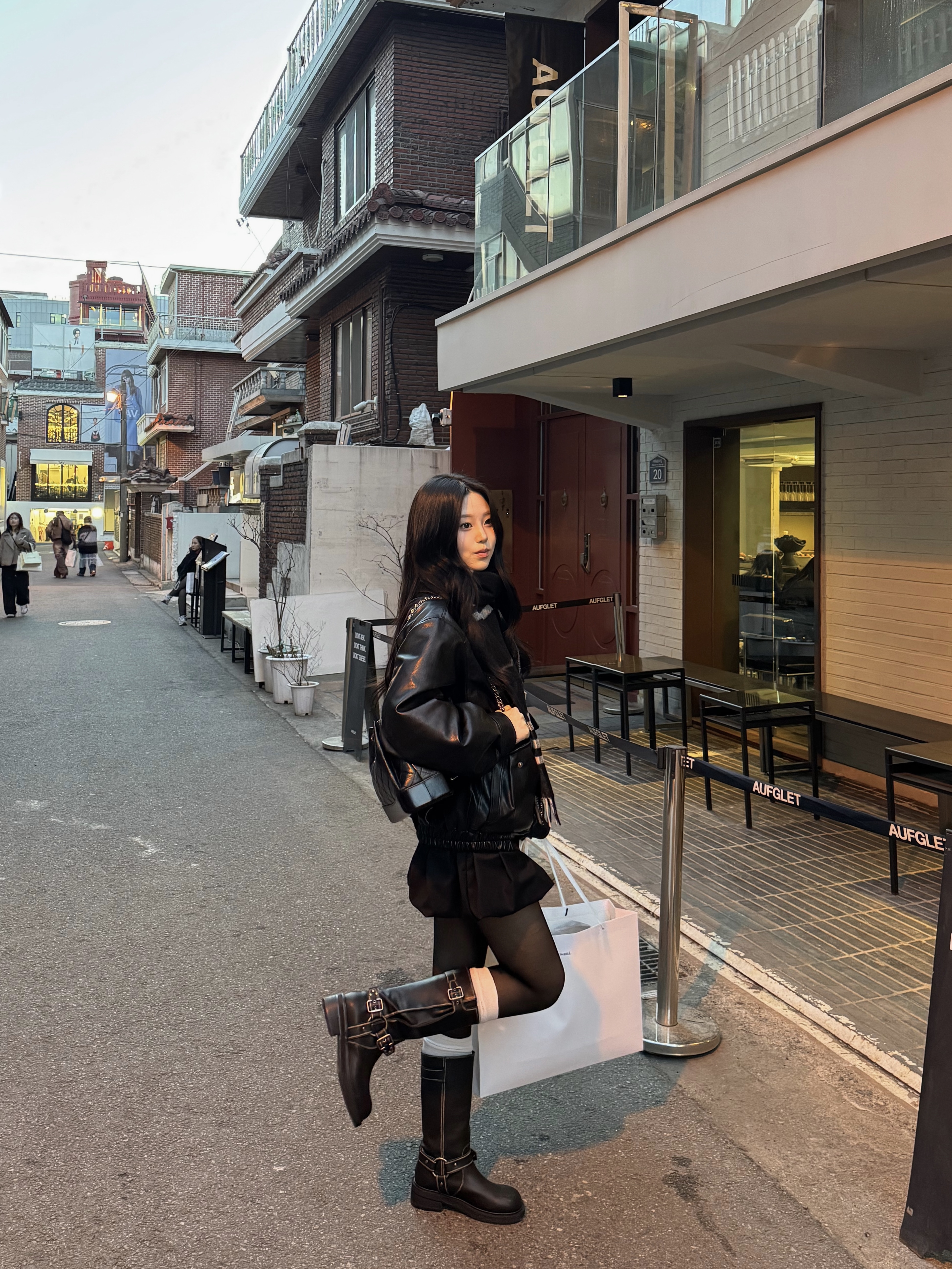 Chanel Small Gabrielle Backpack Aged Calfskin & Gold Silver Black, Burberry Check Cashmere Muffler Black Calico 착용 스타일 - 2