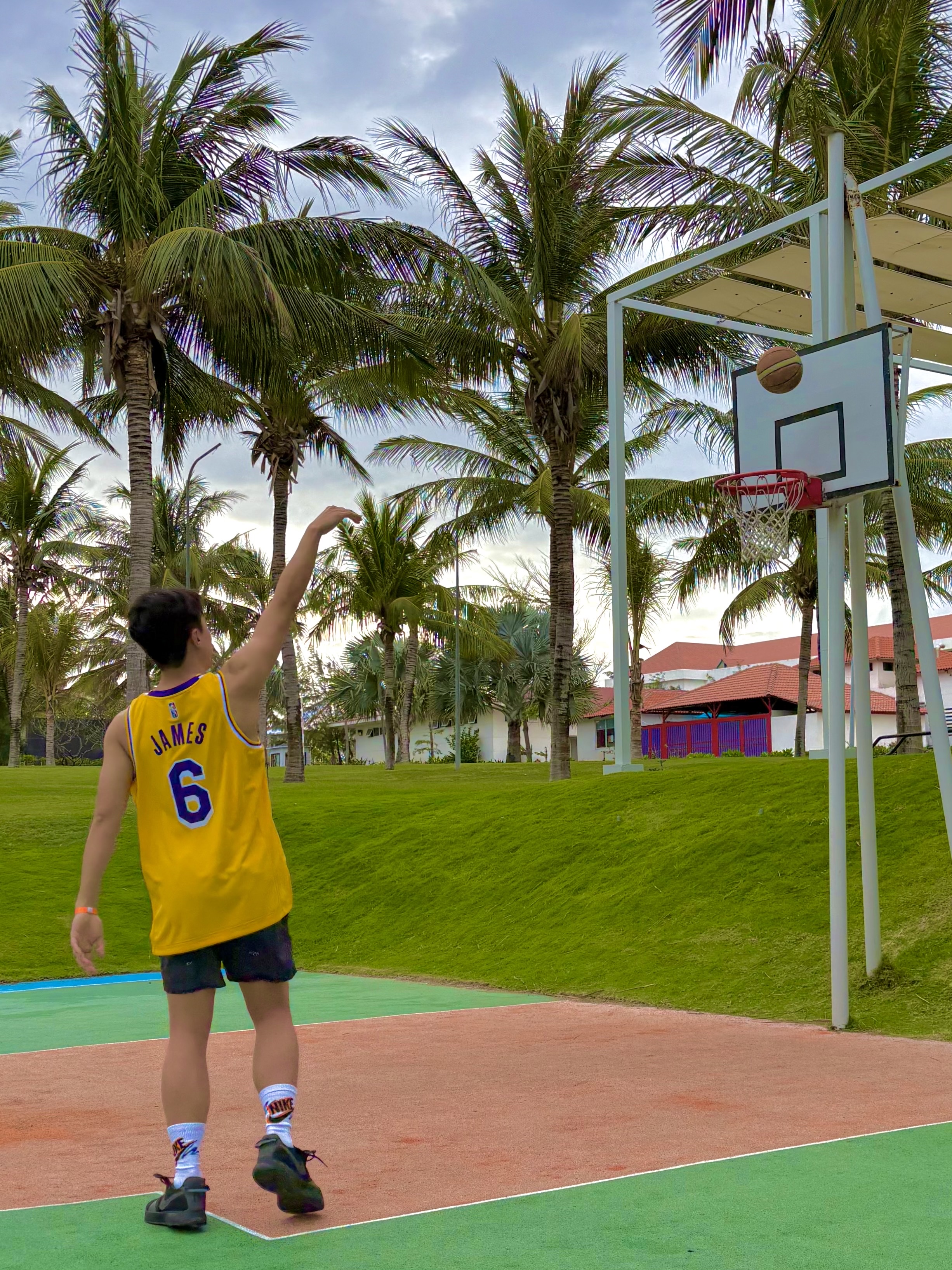 Nike LeBron James LA Lakers Icon Edition Jersey Amarillo, Nike x Drake Nocta Woven Shorts Anthracite (FN8194-060) 착용 스타일