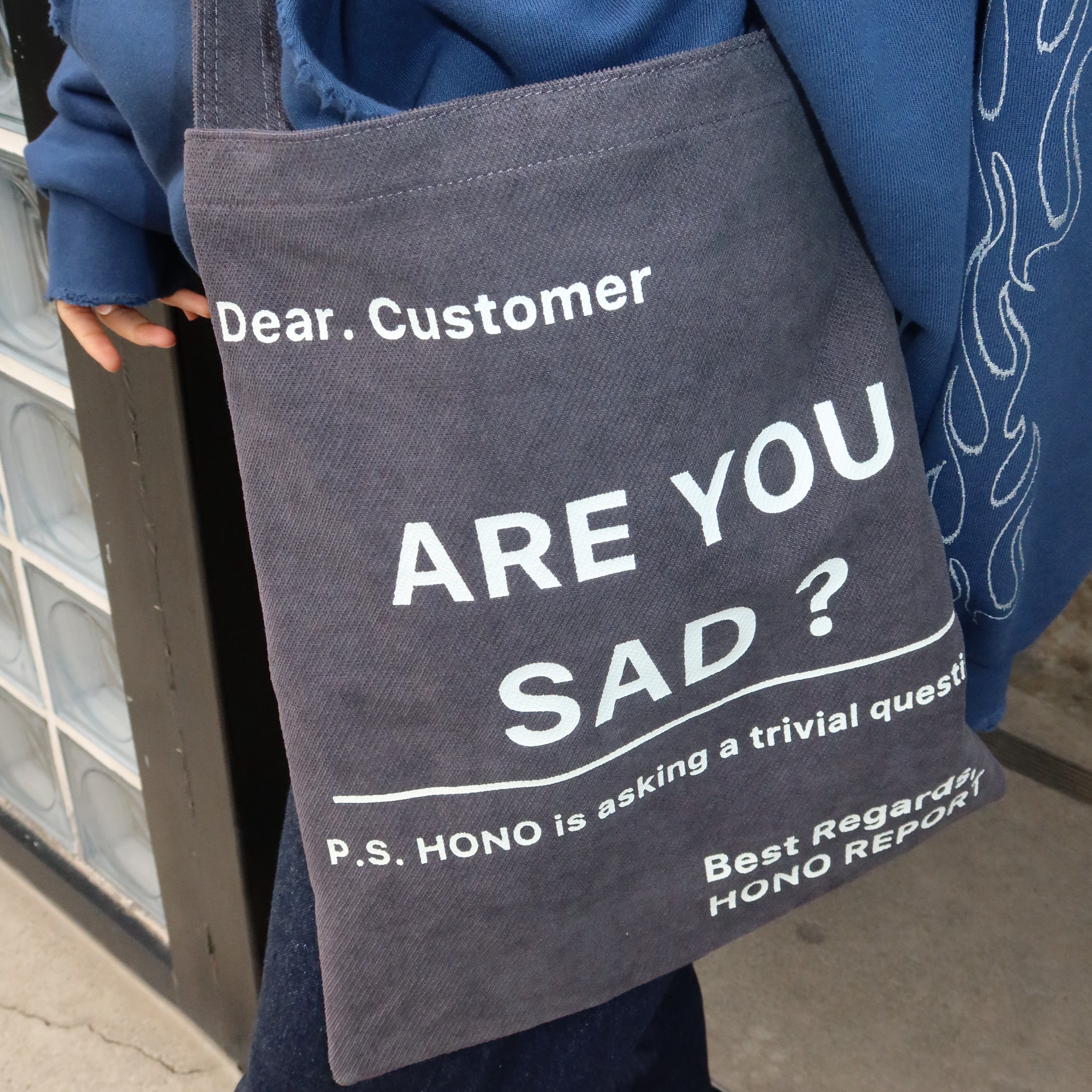 Hono Report Letter Bag Gray, Uniqlo x JW Anderson Straight Jean Blue - KR 착용 스타일 - 3