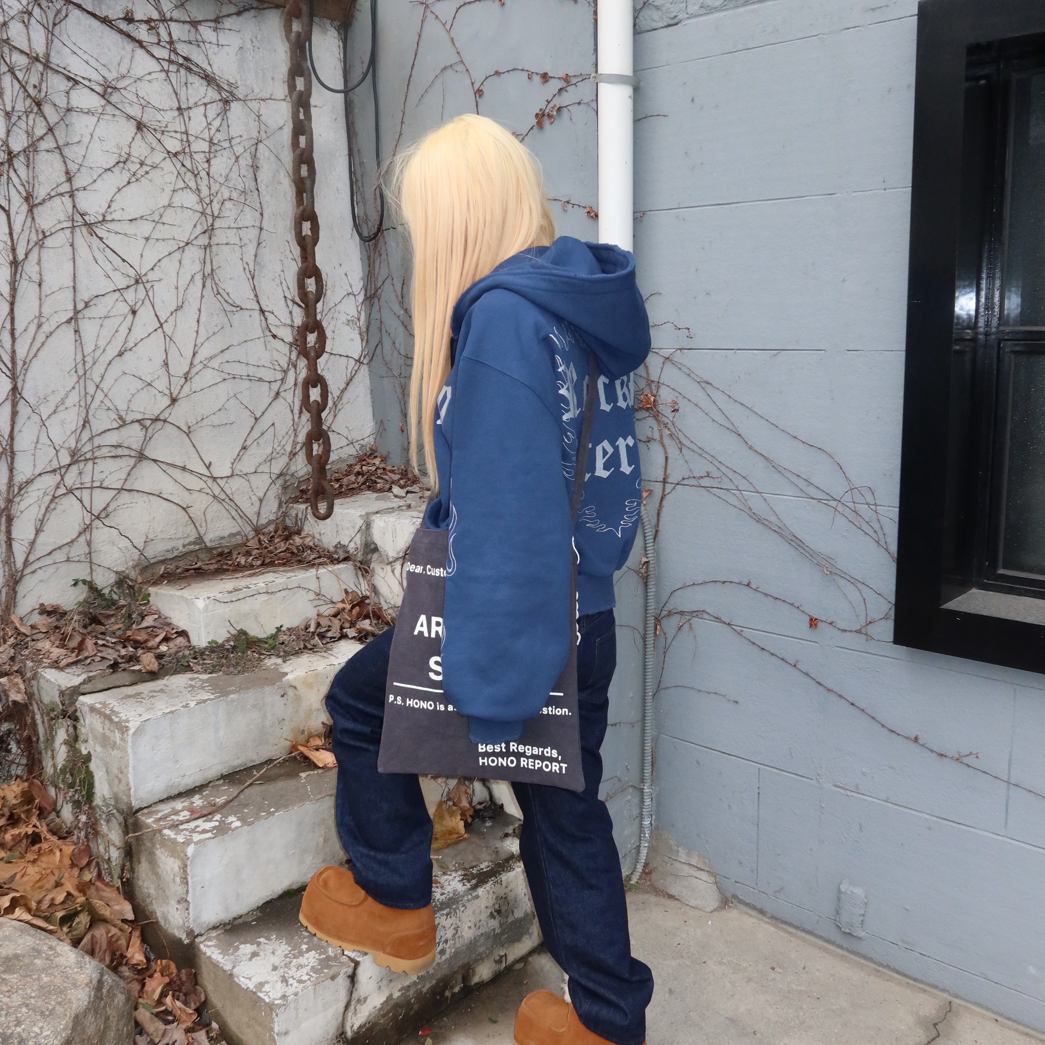Hono Report Letter Bag Gray, Uniqlo x JW Anderson Straight Jean Blue - KR 착용 스타일 - 5