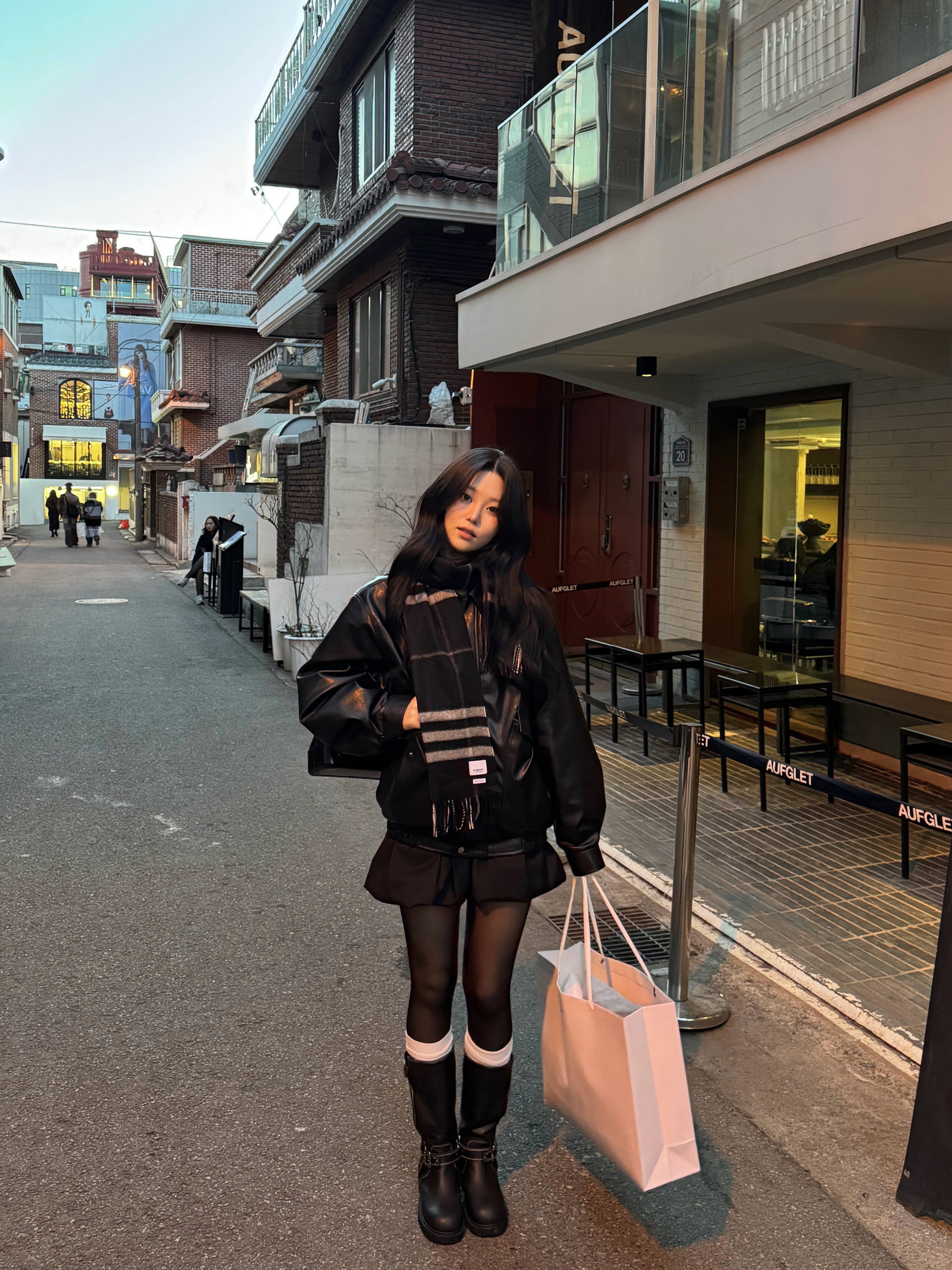 Chanel Small Gabrielle Backpack Aged Calfskin & Gold Silver Black, Burberry Check Cashmere Muffler Black Calico 착용 스타일 - 1