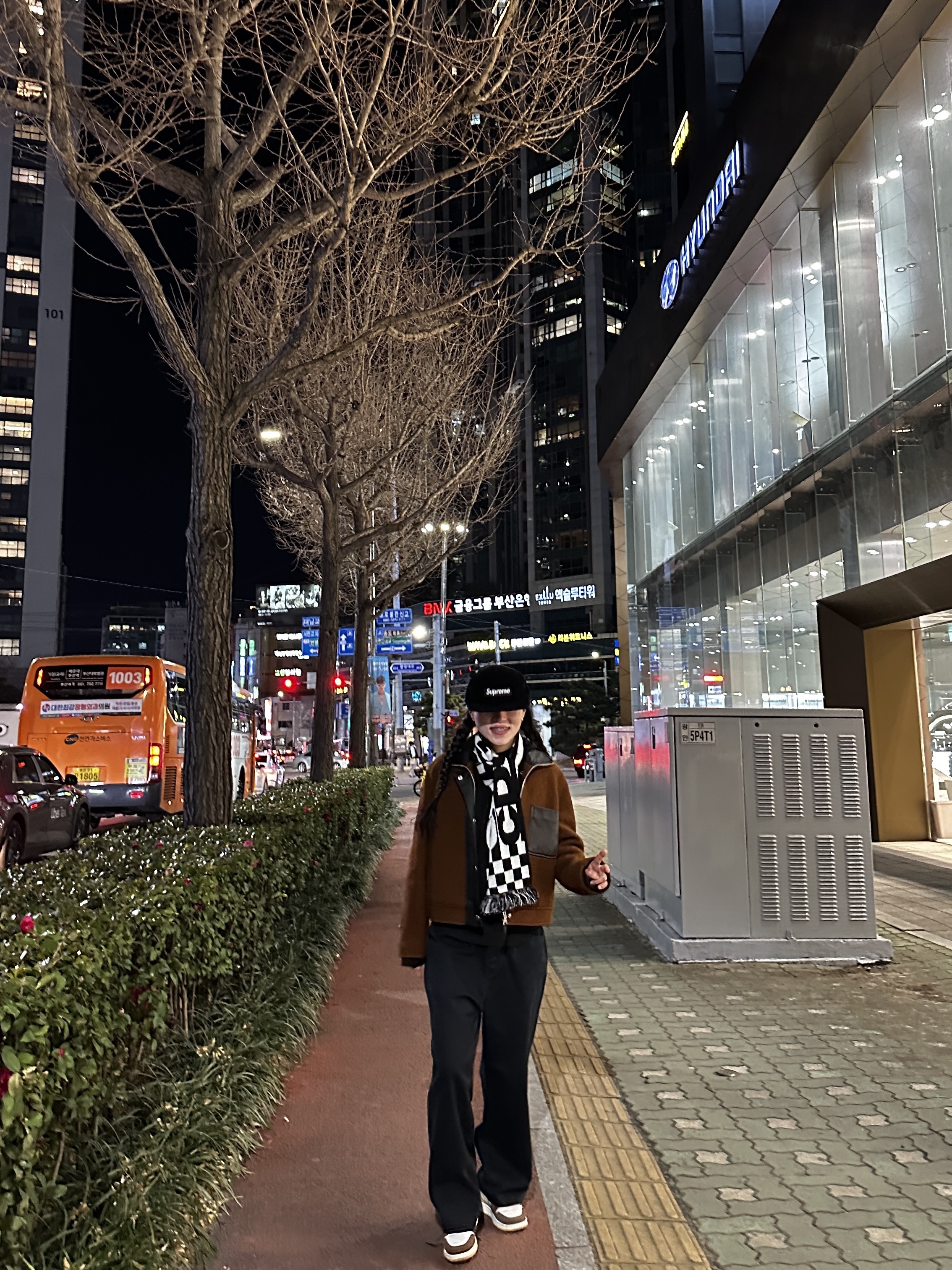 슈프림 코듀로이 캠프캡 블랙 - 24FW, CDG 로고 체크 머플러 화이트 블랙 착용 스타일 - 5