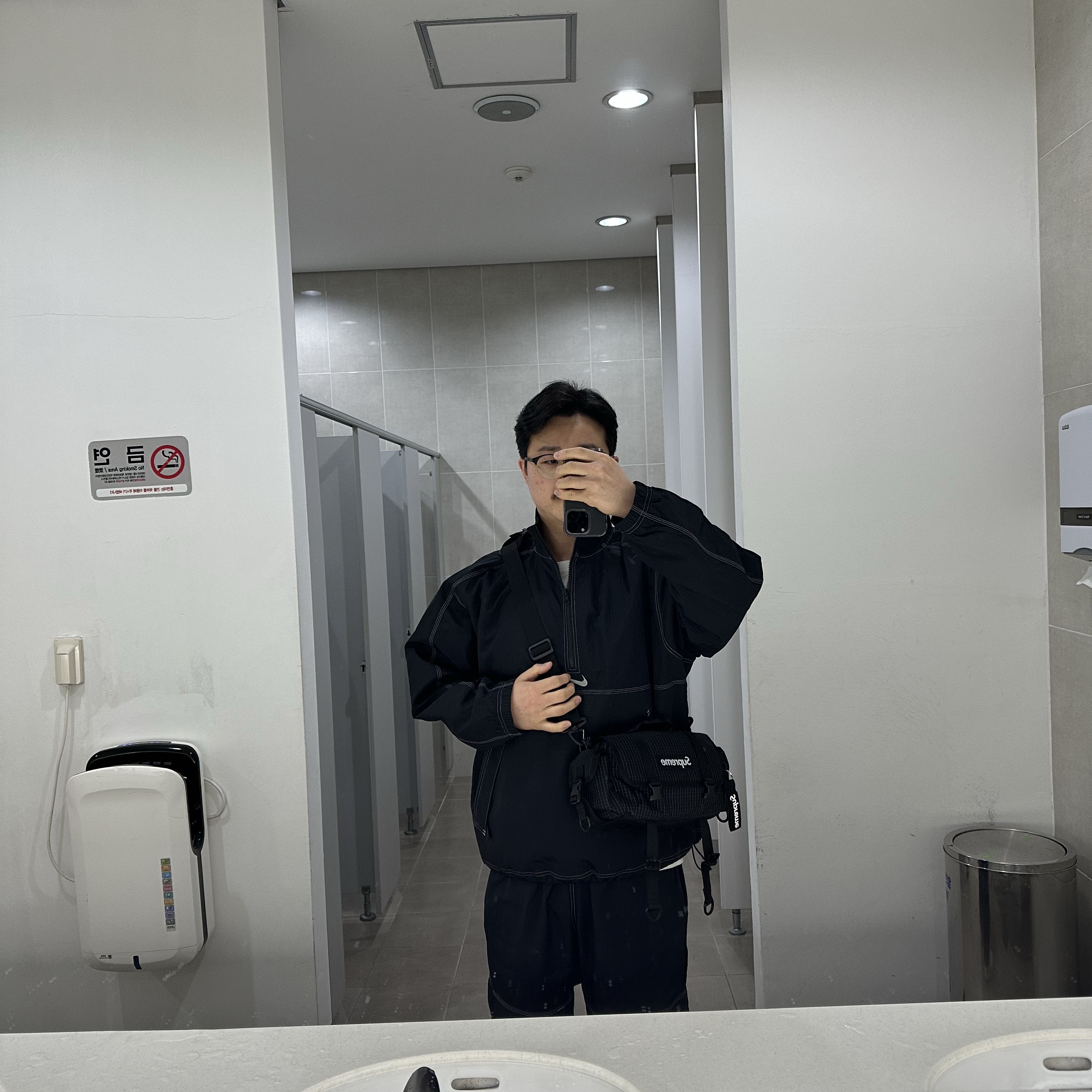 Supreme Mini Duffle Bag Black - 24SS, Supreme Ripstop Keychain Black - 24SS 착용 스타일 - 4