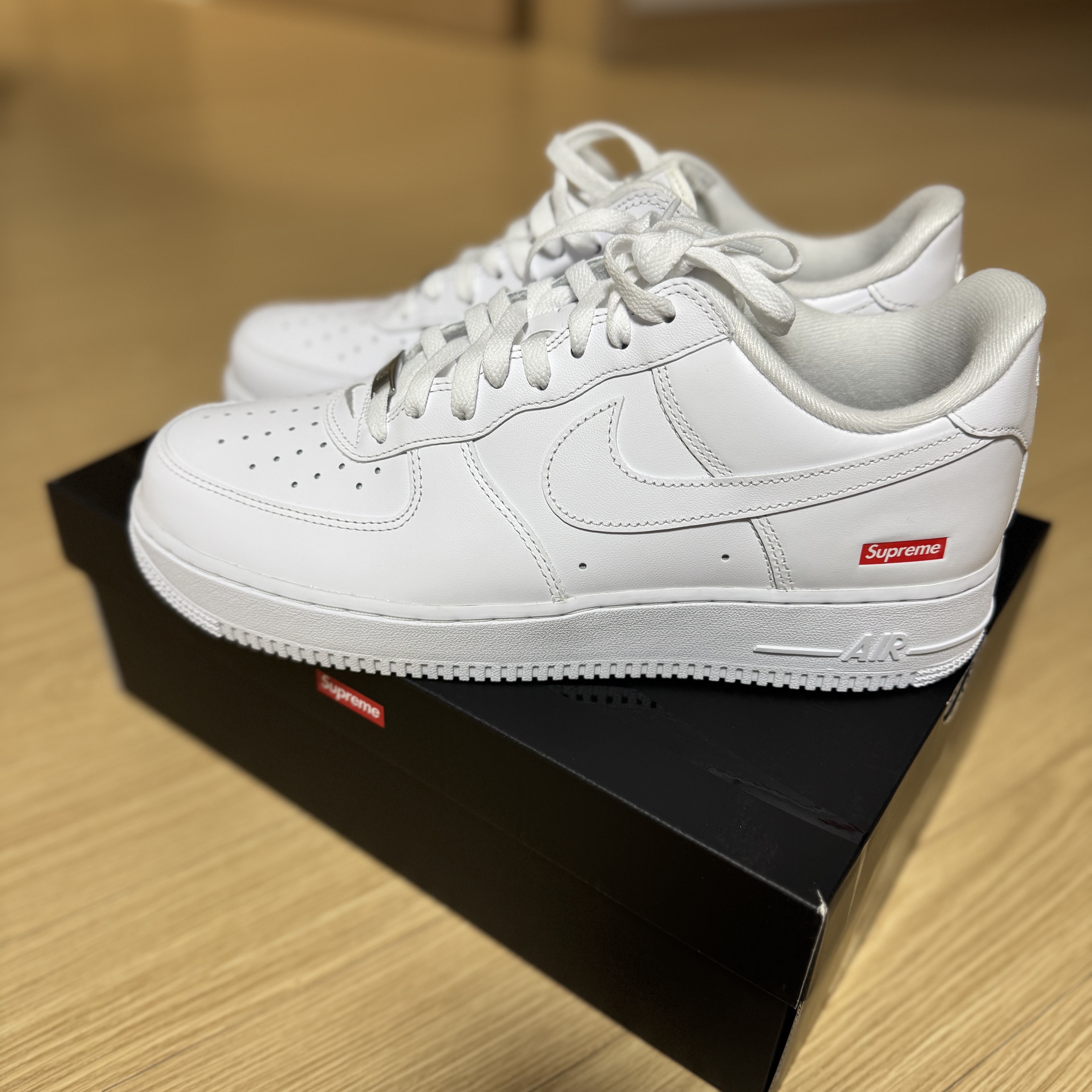 Nike x Supreme Air Force 1 Low White 착용 스타일