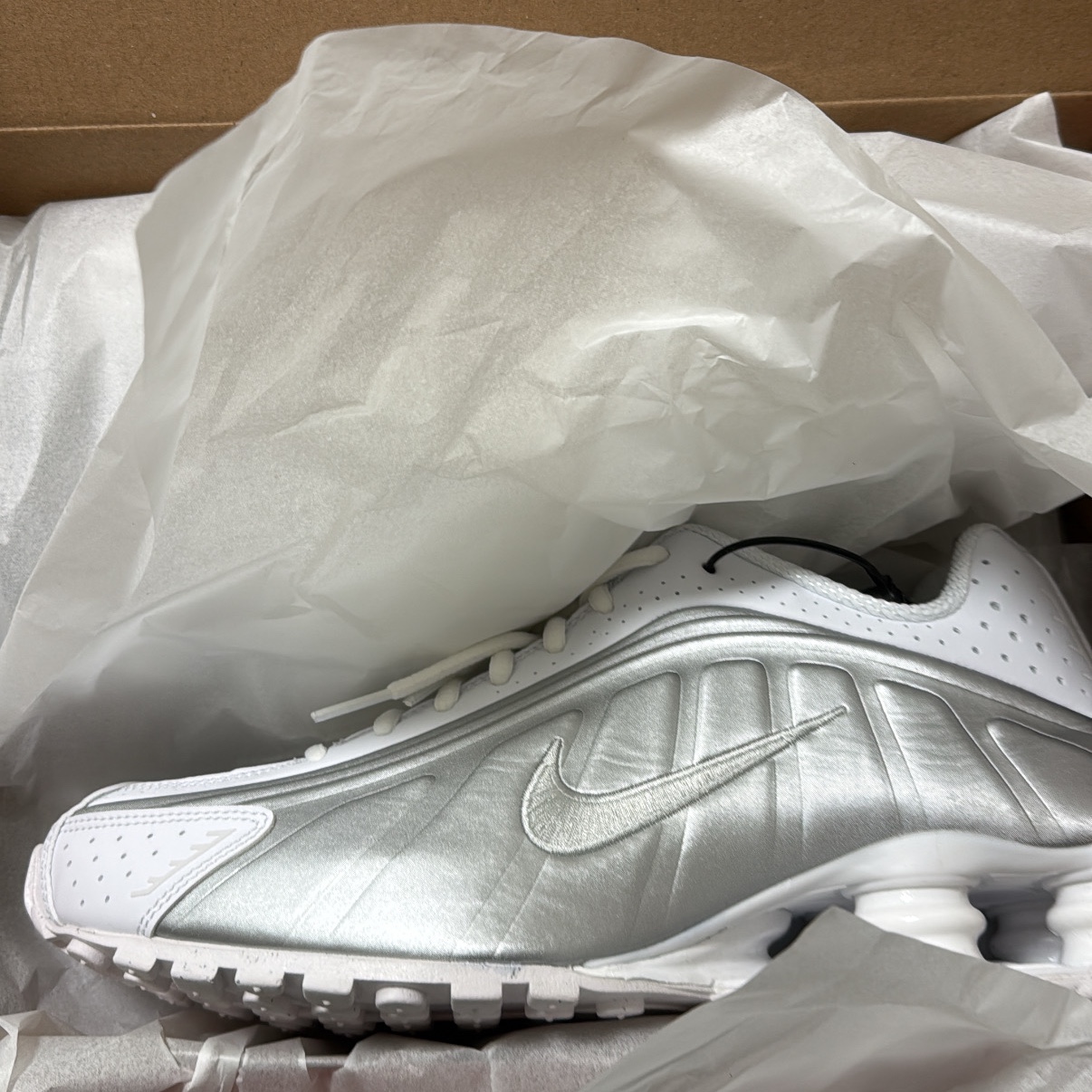 Nike Shox R4 White Bright Crimson 착용 스타일