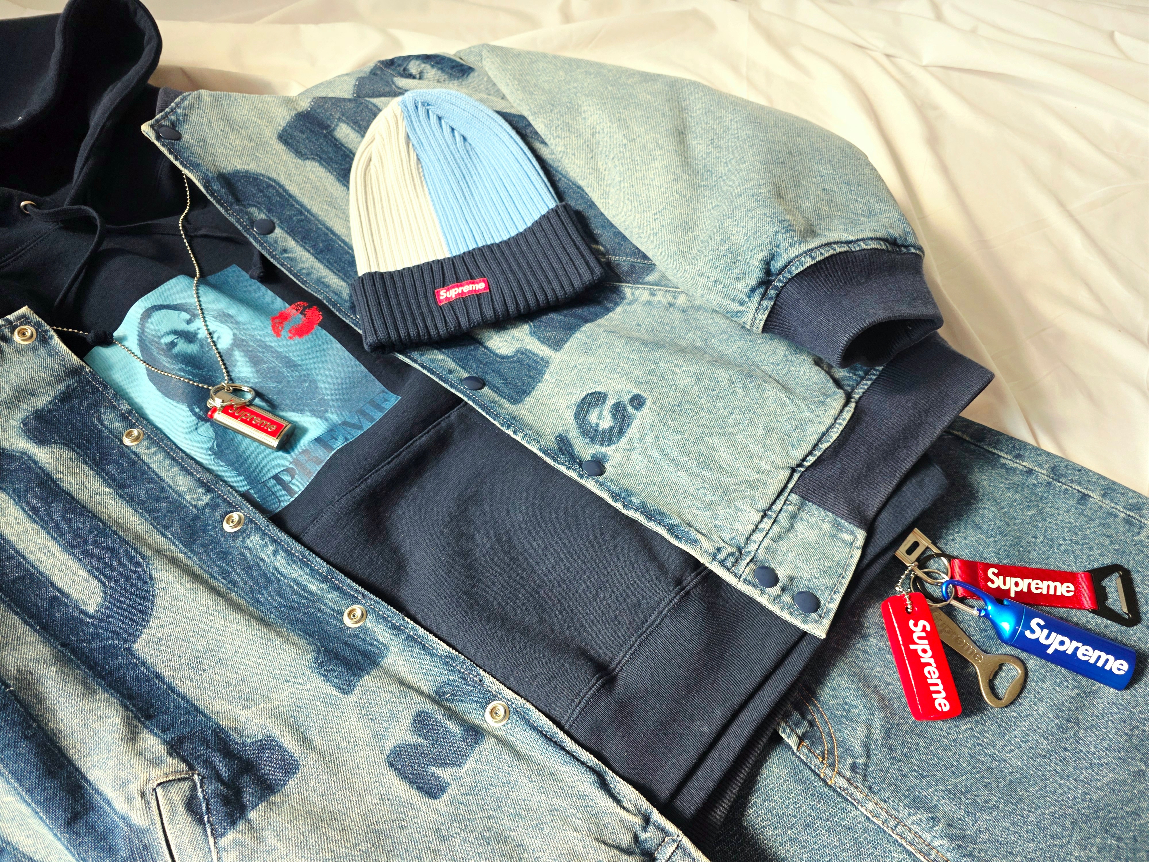 Supreme x Kate Moss Hooded Sweatshirt Navy - 24FW, Supreme Washed Knockout Denim Varsity Jacket Washed Blue - 23SS 착용 스타일 - 2