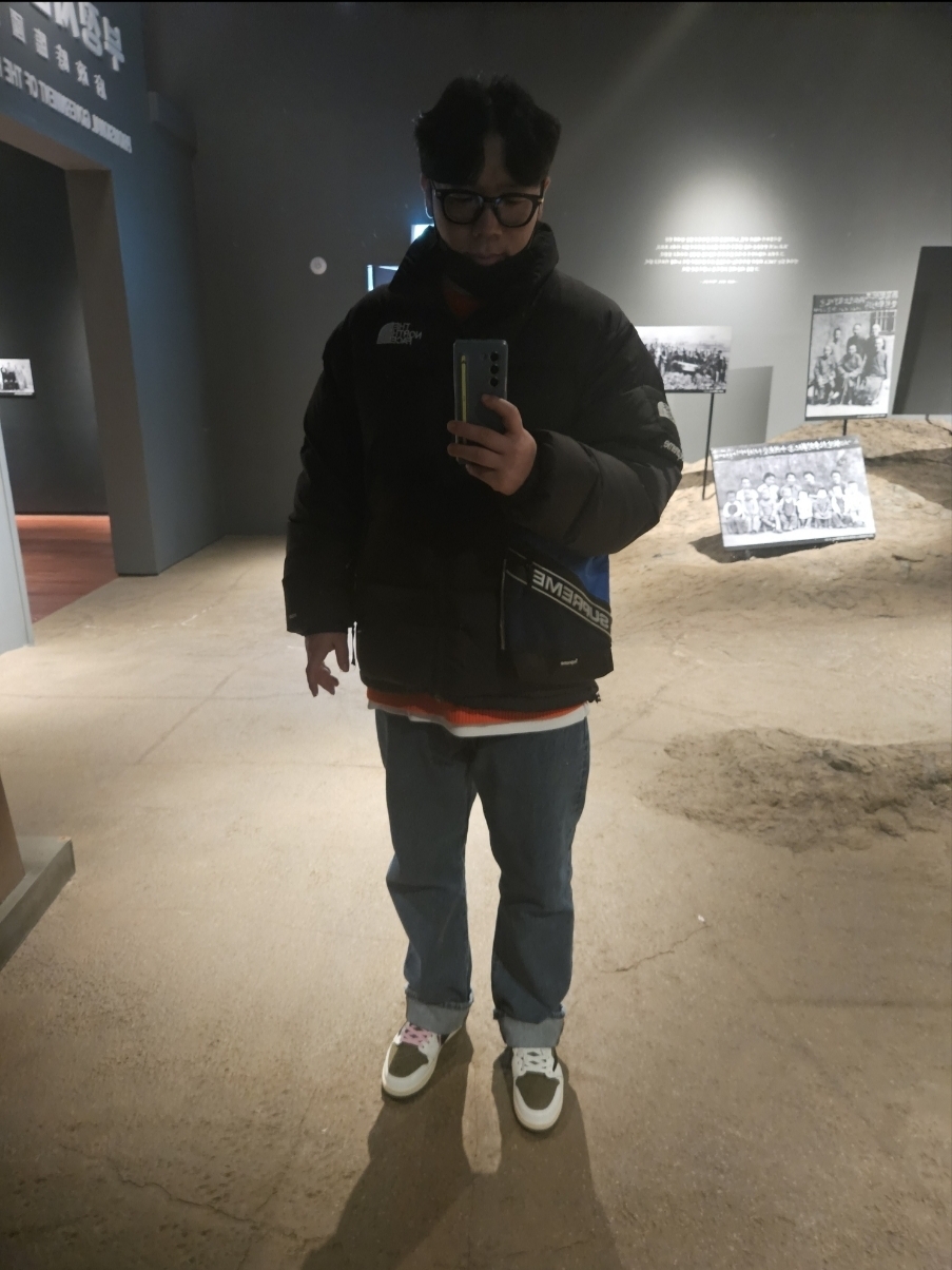 Supreme x The North Face Split Nuptse Jacket Black - 24SS, Supreme Shoulder Bag Blue - 23FW 착용 스타일