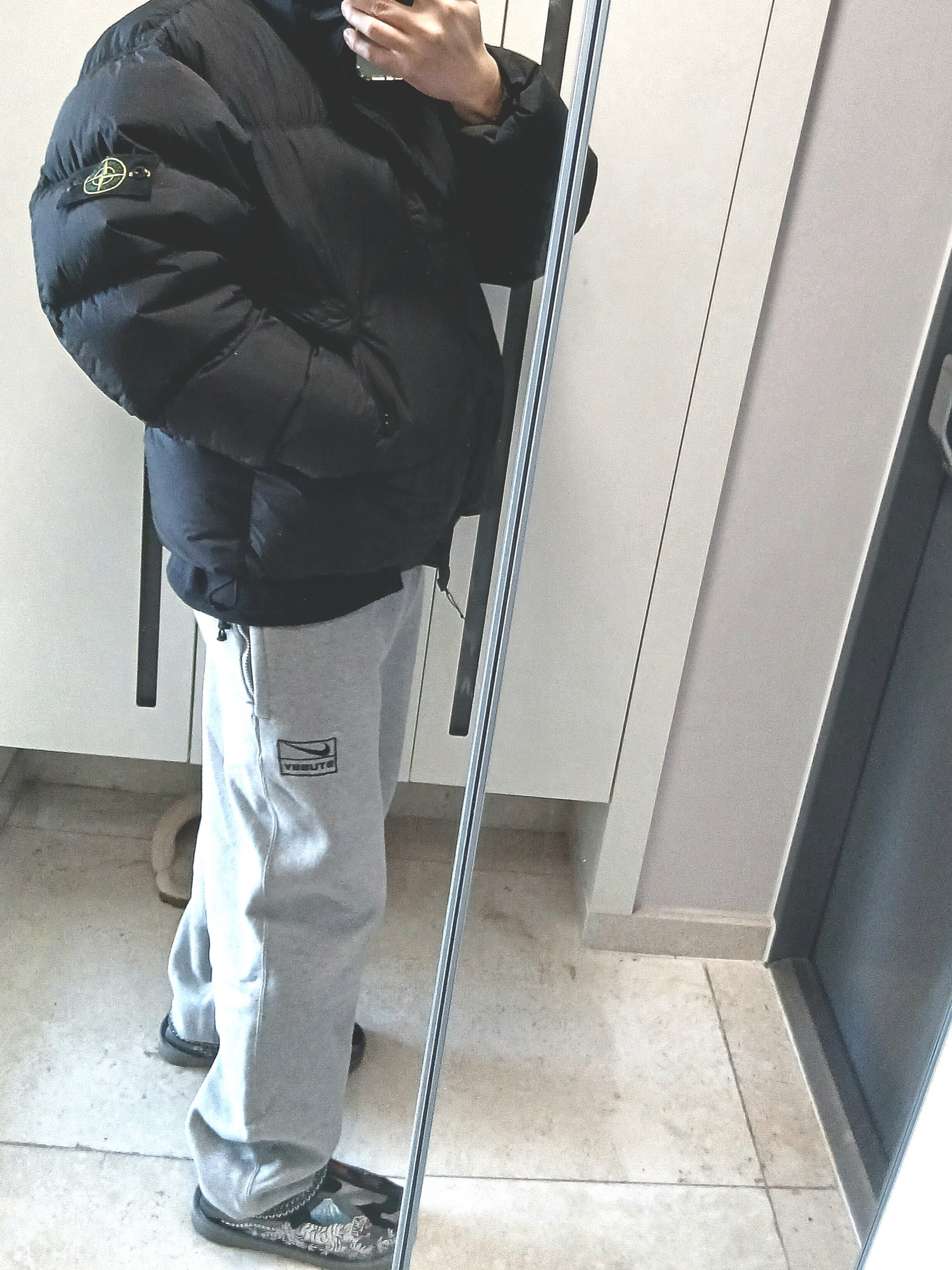 UGG x Palace Tasman Slipper Black Camo, Nike x Stussy NRG Fleece Crewneck Dark Grey Heather (DO9337-063) 착용 스타일 - 2