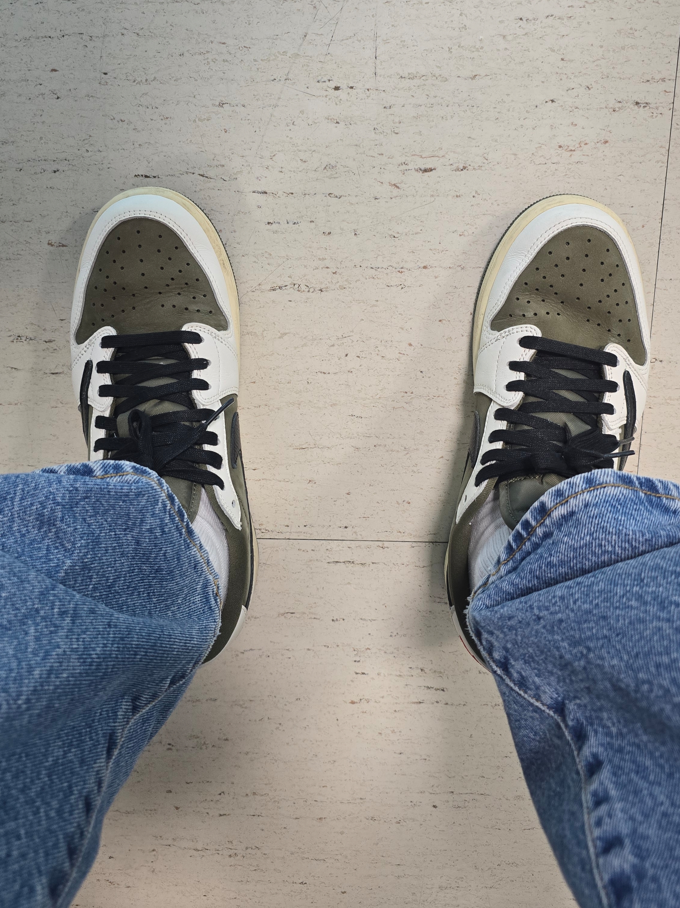 Jordan 1 x Travis Scott Retro Low OG SP Reverse Olive, Supreme Regular Jean Washed Indigo - 24FW 착용 스타일
