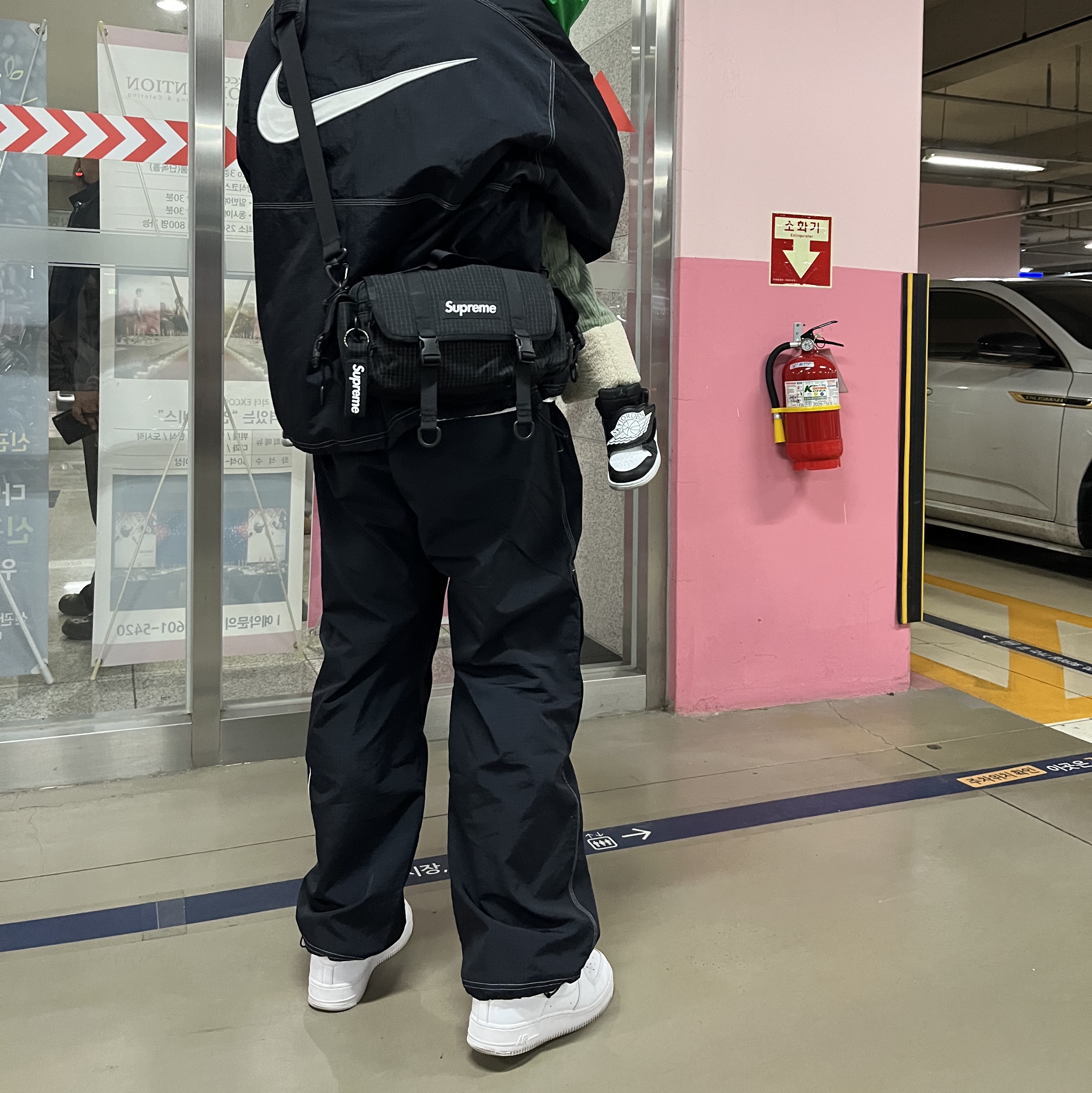 Supreme Mini Duffle Bag Black - 24SS, Supreme Ripstop Keychain Black - 24SS 착용 스타일 - 1