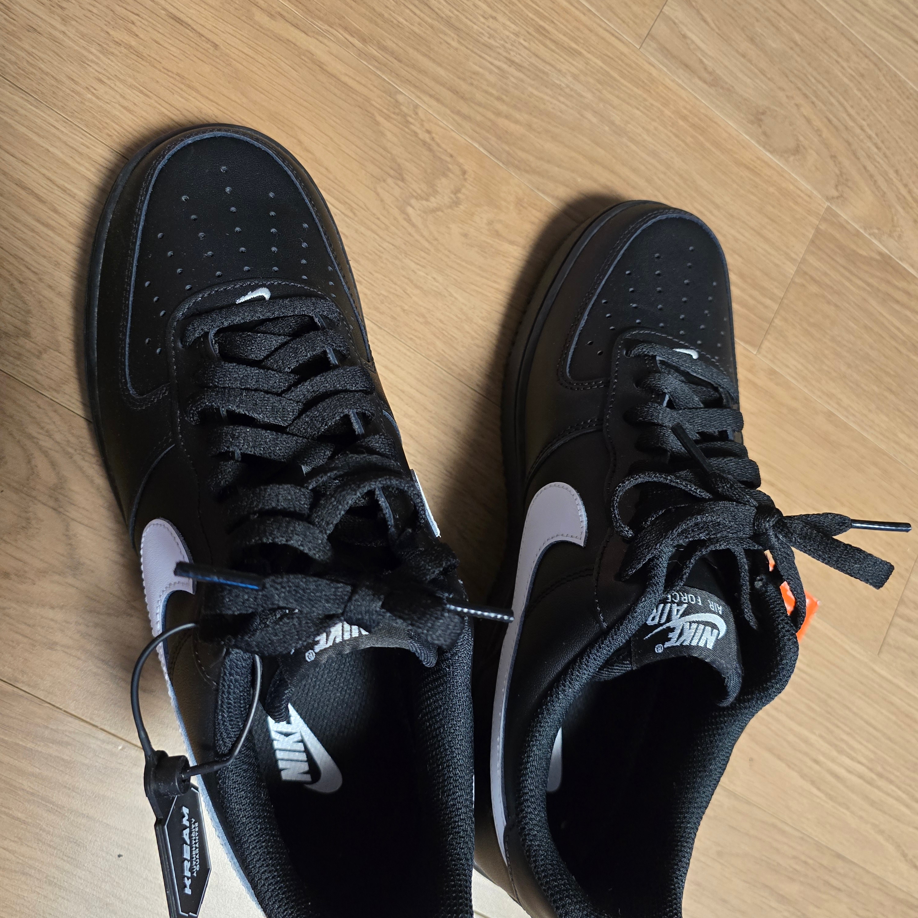 Nike Air Force 1 '07 Black White 착용 스타일 - 3