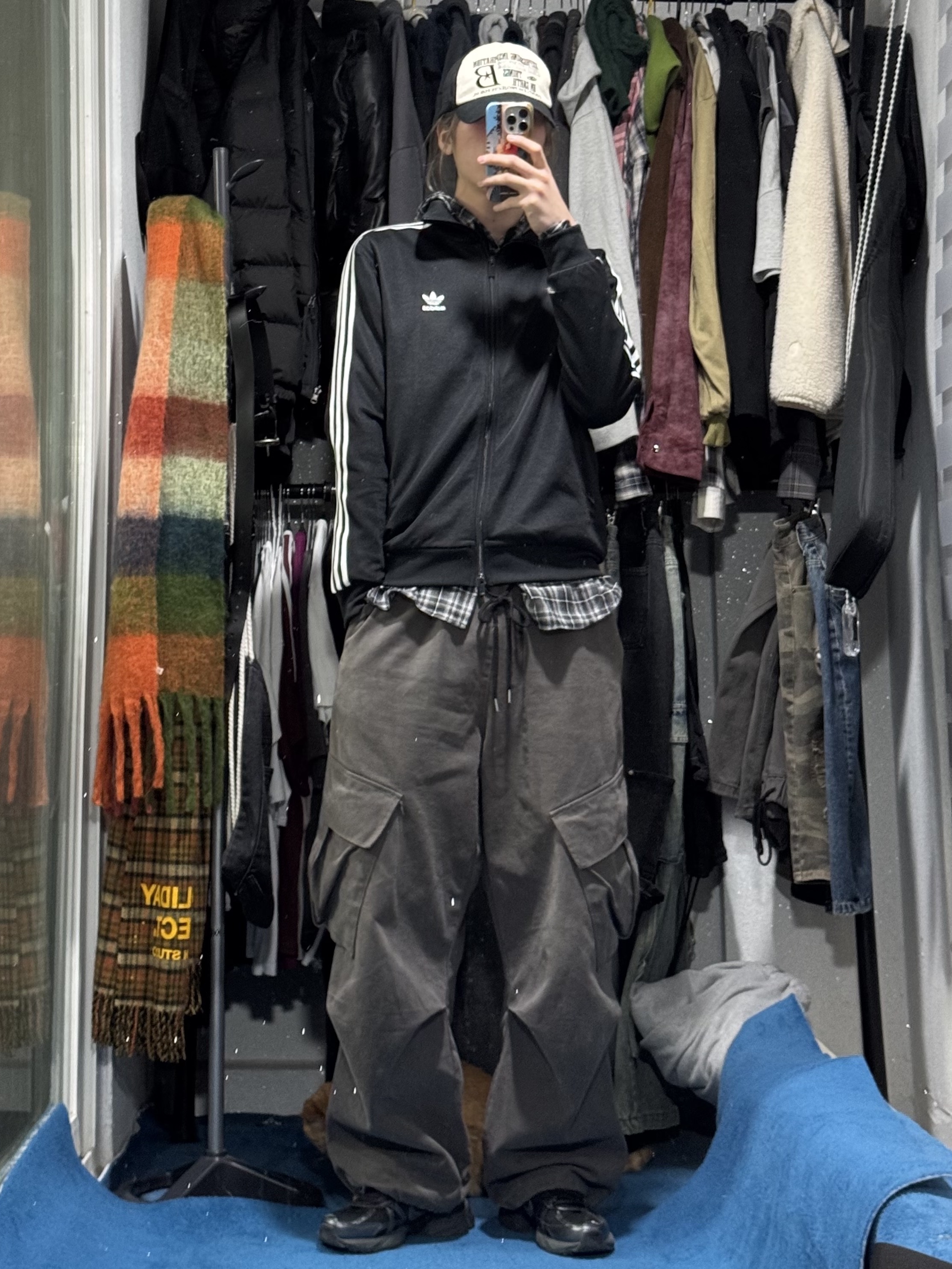 Adidas Adicolor Classic Beckenbauer Track Top Black - KR Sizing, Nike V2K Run Black Anthracite 착용 스타일 - 2