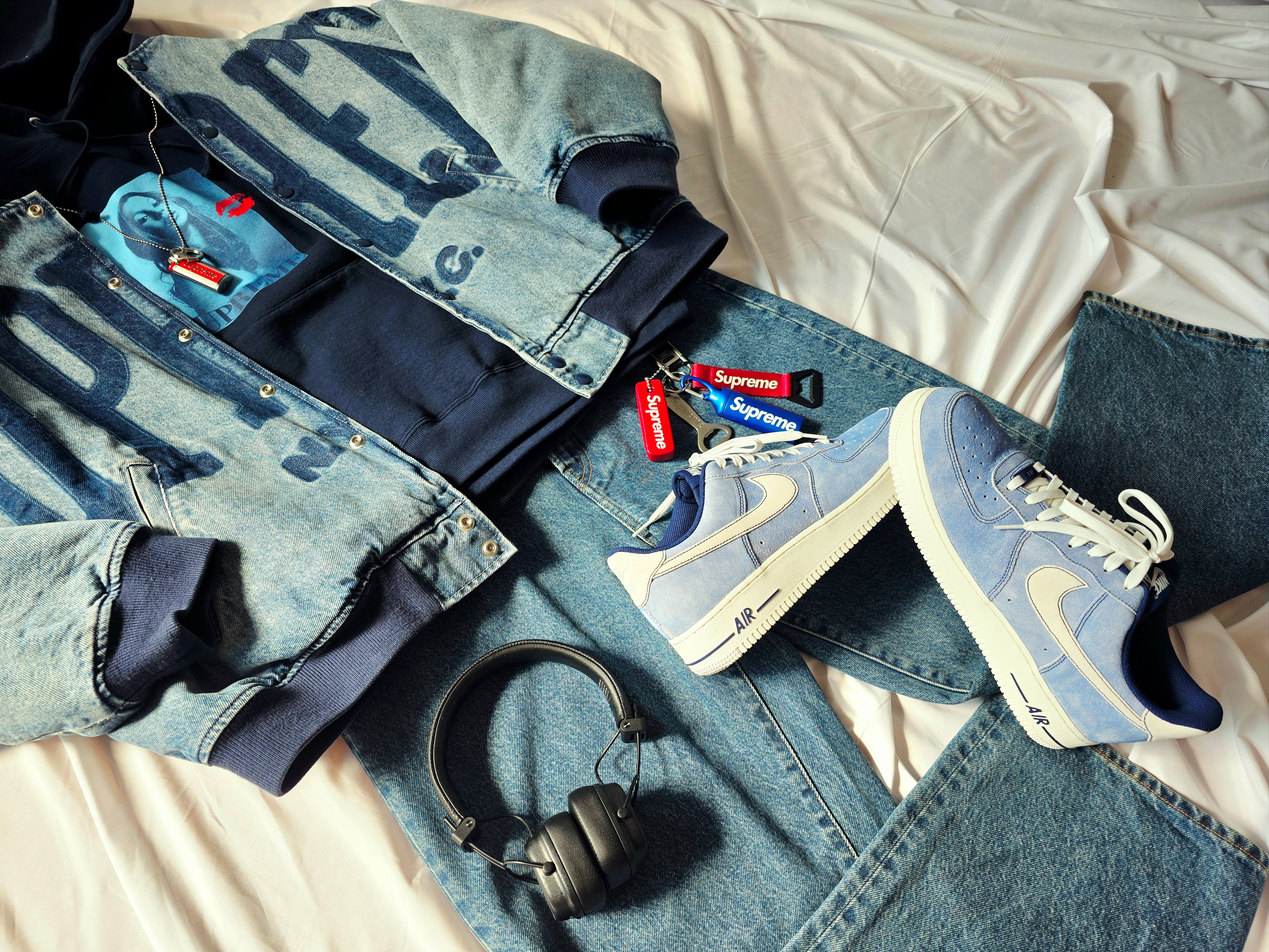 Supreme x Kate Moss Hooded Sweatshirt Navy - 24FW, Supreme Washed Knockout Denim Varsity Jacket Washed Blue - 23SS 착용 스타일 - 3