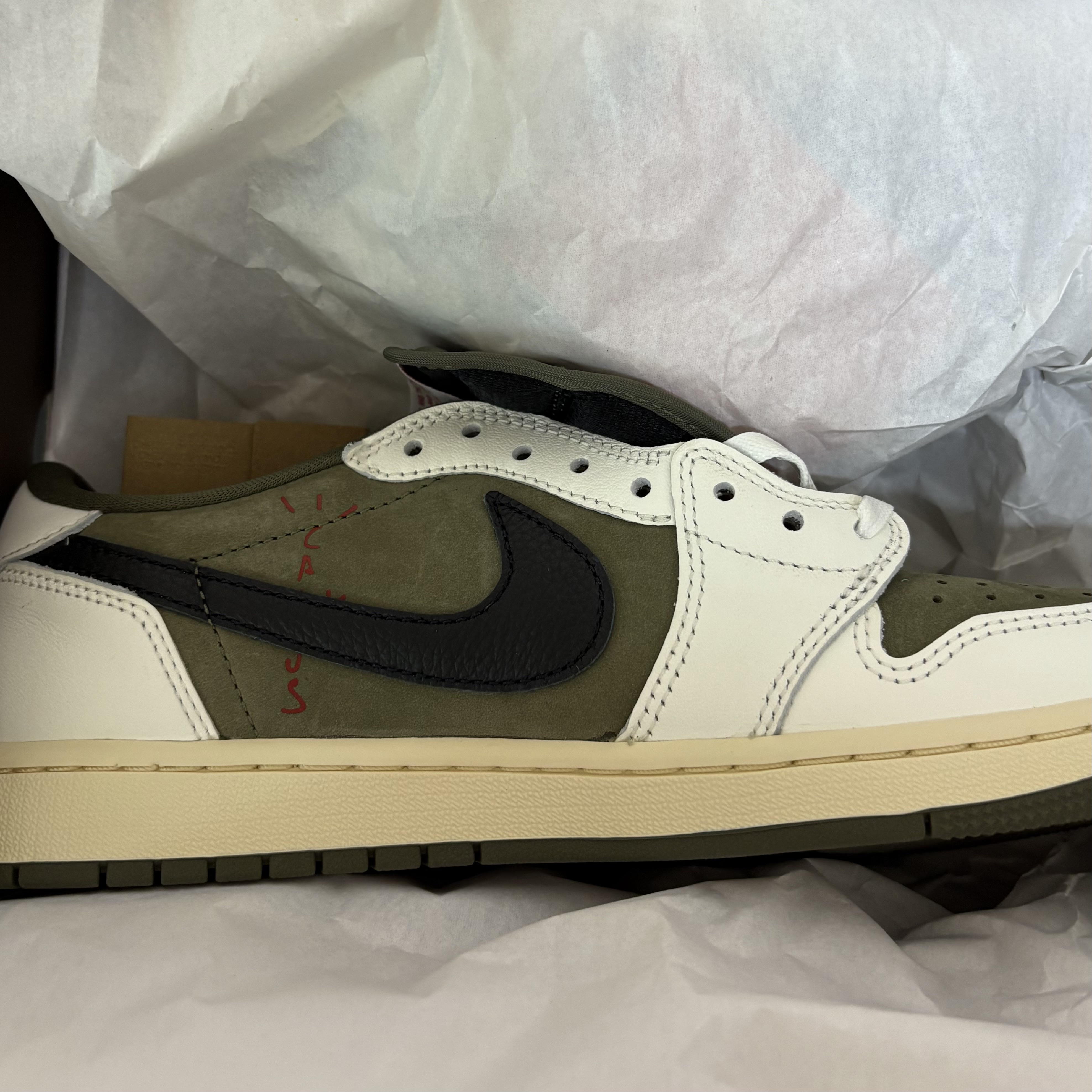 Jordan 1 x Travis Scott Retro Low OG SP Reverse Olive 착용 스타일