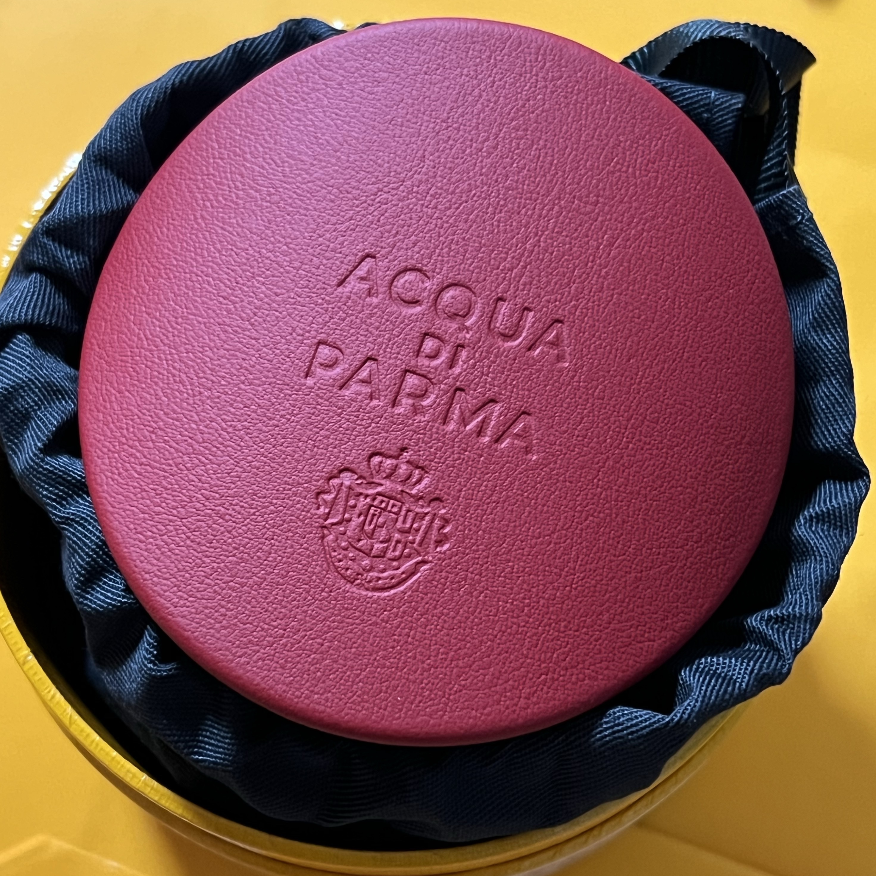 Acqua Di Parma Car Diffuser Leather Case Rosso Red 2024 착용 스타일 - 2