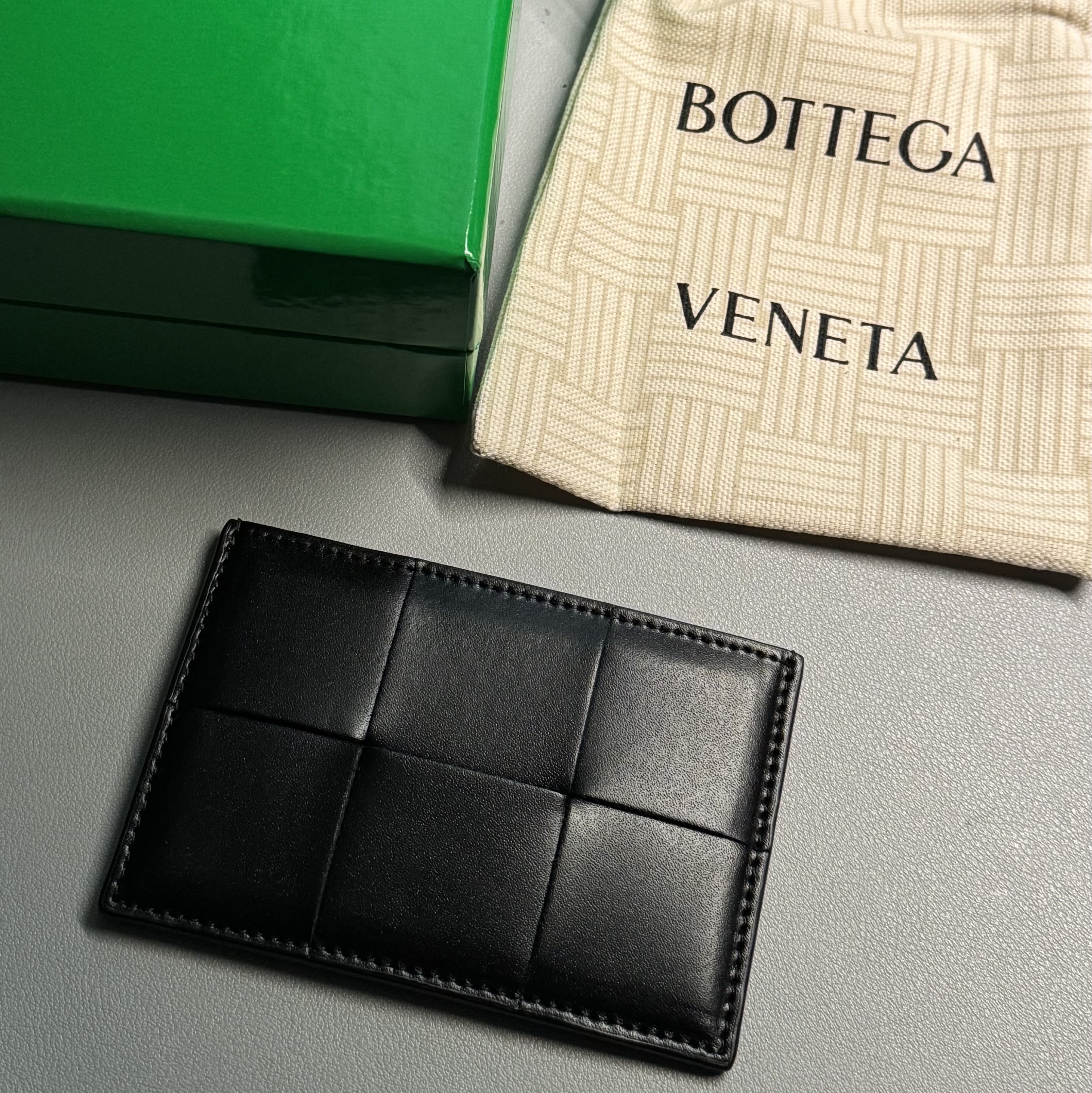 Bottega Veneta Credit Card Case Calfskin Black 착용 스타일