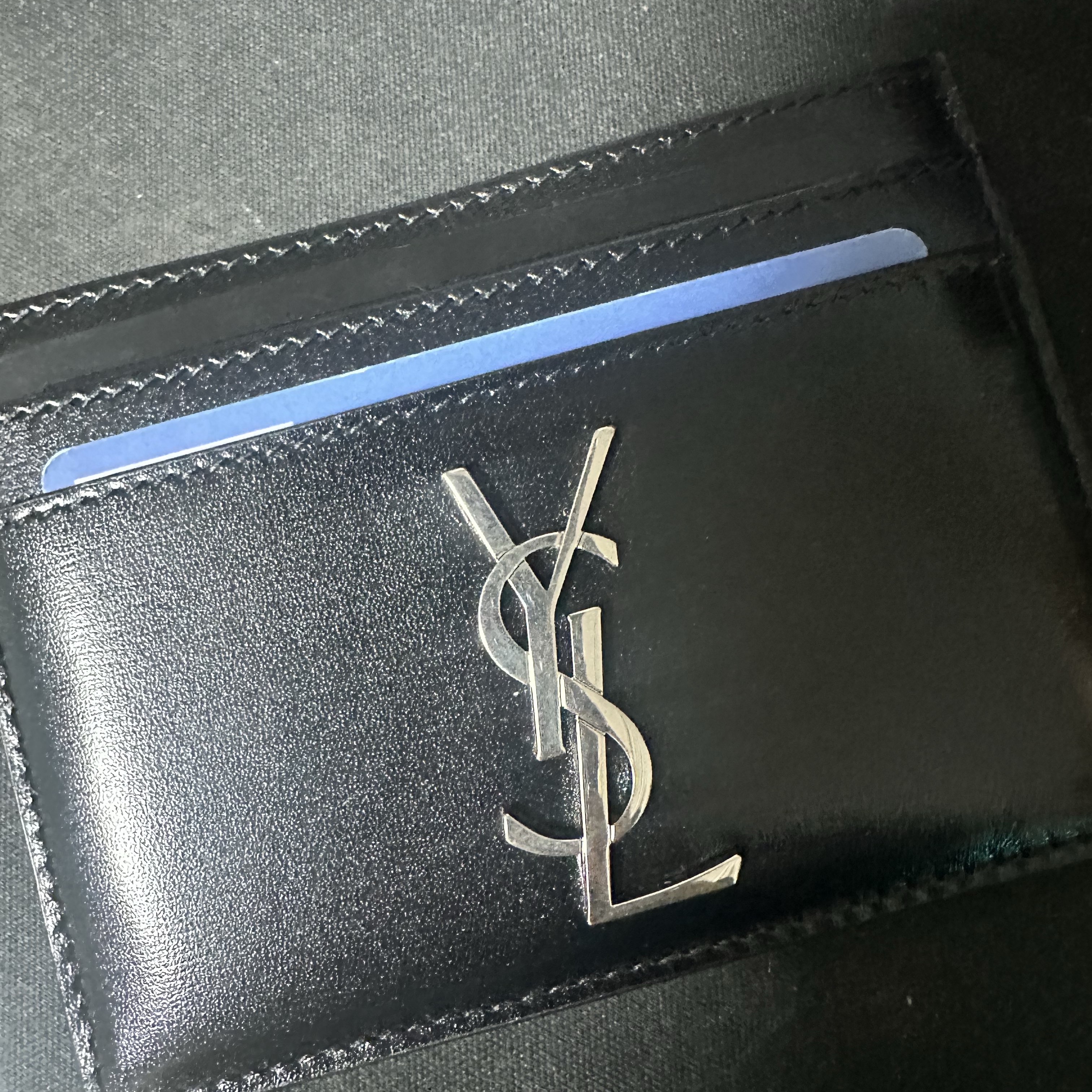 Saint Laurent Monogram Card Case in Smooth Leather Black 착용 스타일