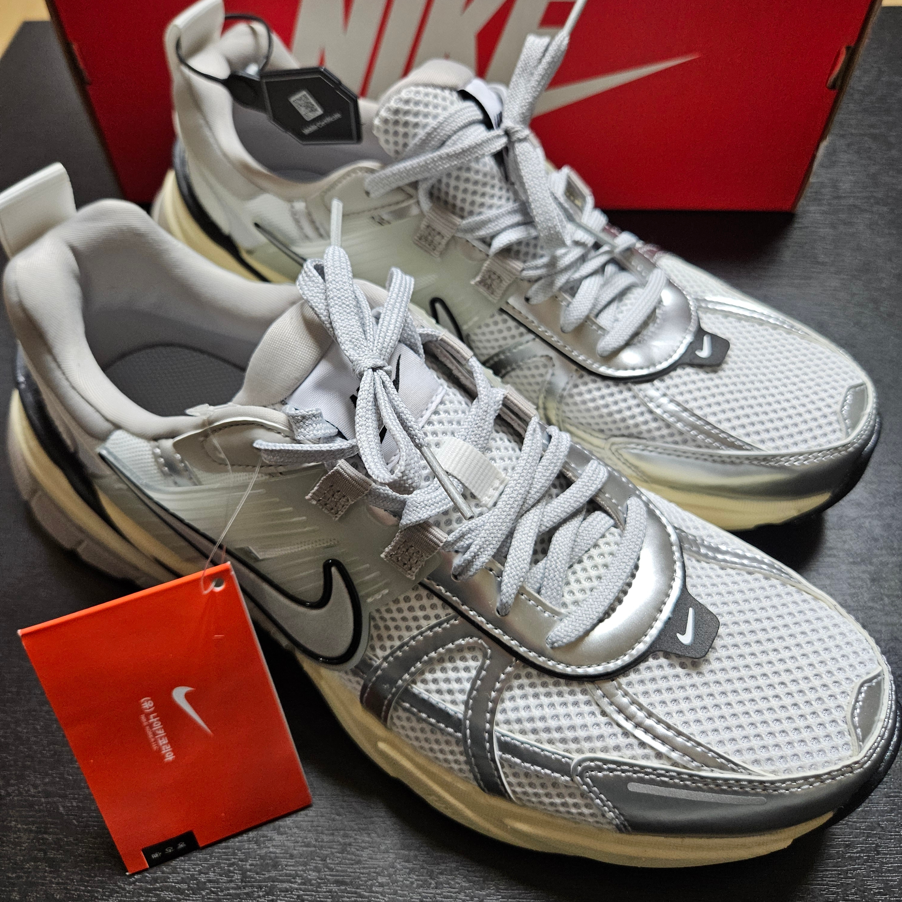 Nike V2K Run Pure Platinum Light Iron Ore 착용 스타일 - 1