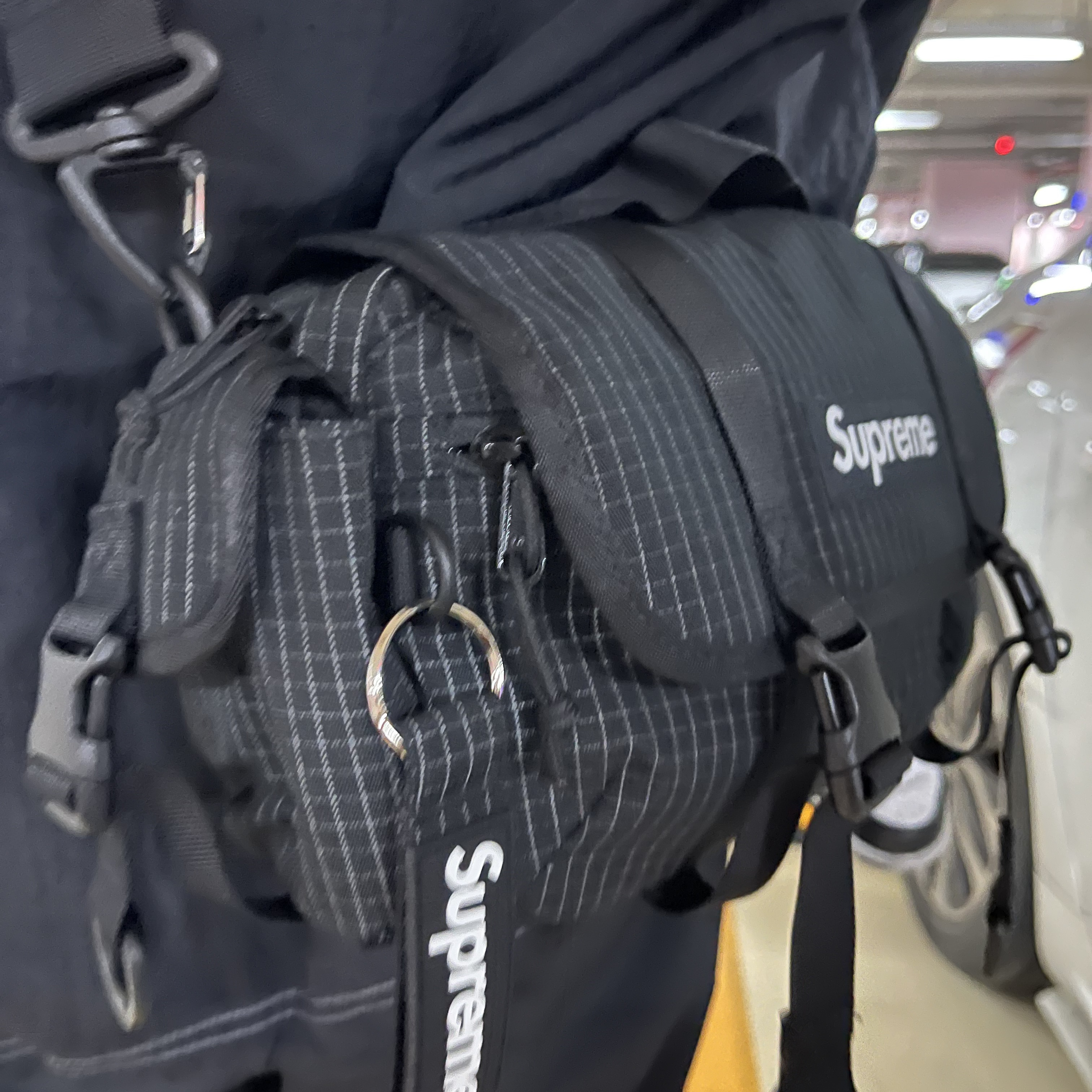 Supreme Mini Duffle Bag Black - 24SS, Supreme Ripstop Keychain Black - 24SS 착용 스타일 - 2